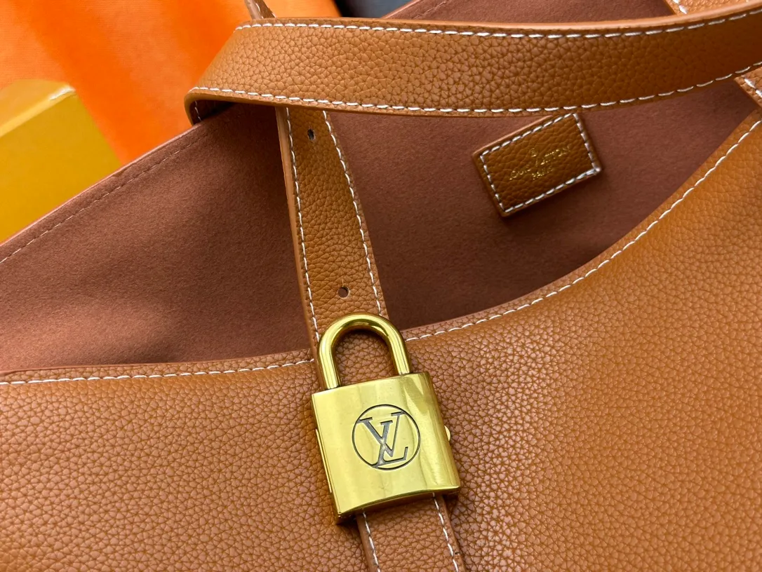 P260 Upgraded original M25341 M25342 M25343 This medium-sized Low Key Cabas handbag is made of soft grained cow leather and suede leather lining, creating a luxurious style. The brand's iconic padlock demonstrates an eclectic mix of elegant aesthetics and security features. The adjustable handle enables you to switch between hand-held and long- or short-shoulder carry. Dimensions: 47.0 x 30.0 x 14.0 cm