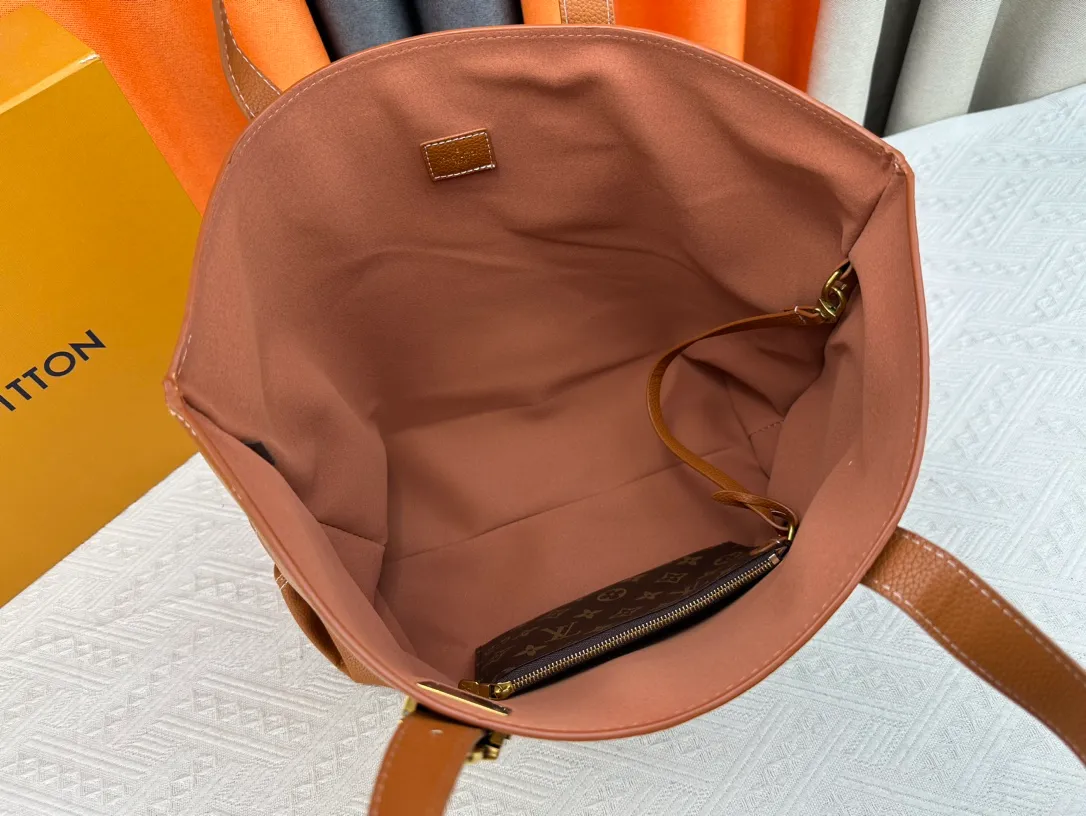 P260 Upgraded original M25341 M25342 M25343 This medium-sized Low Key Cabas handbag is made of soft grained cow leather and suede leather lining, creating a luxurious style. The brand's iconic padlock demonstrates an eclectic mix of elegant aesthetics and security features. The adjustable handle enables you to switch between hand-held and long- or short-shoulder carry. Dimensions: 47.0 x 30.0 x 14.0 cm