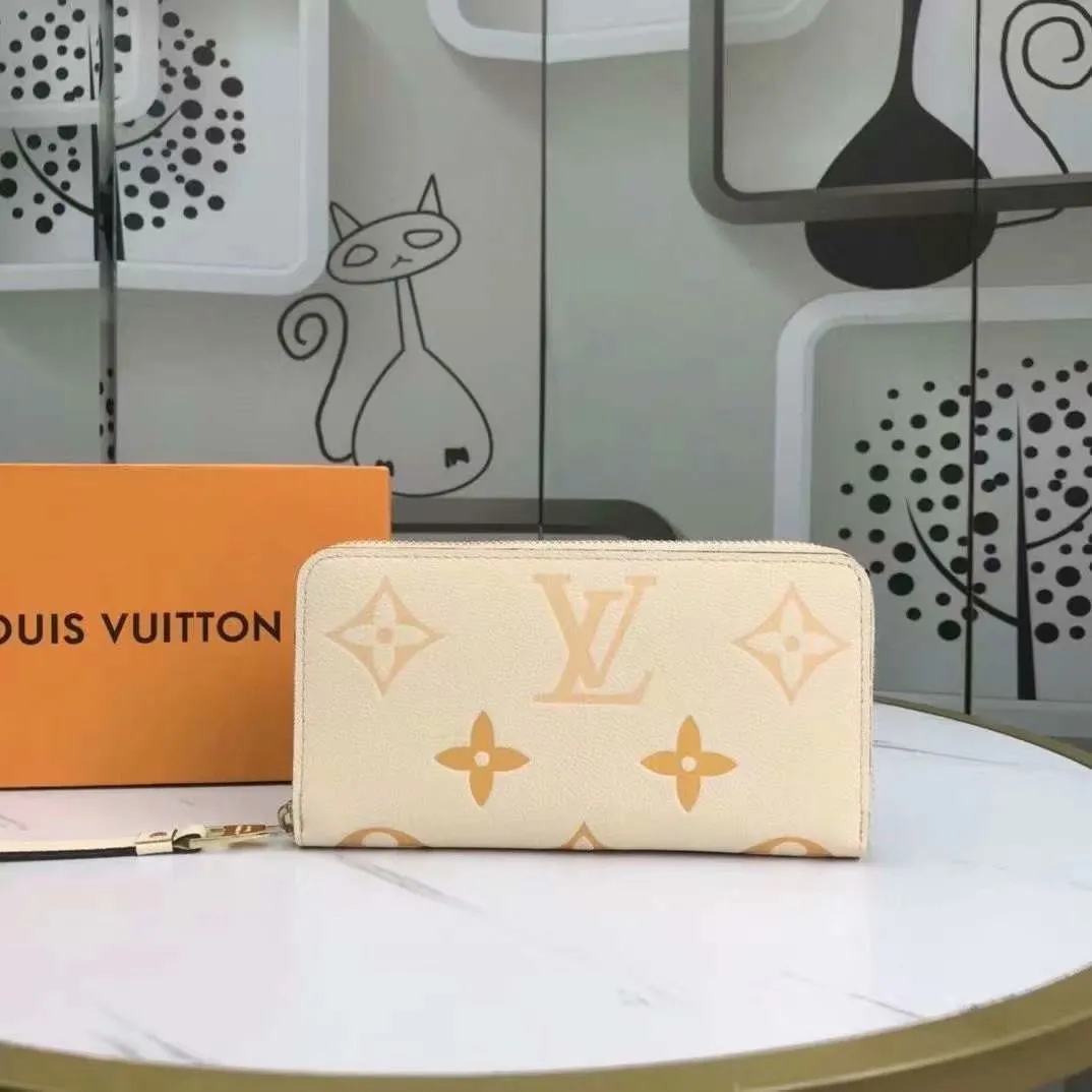 P140, 80402 Actual photo By The Pool series zipper wallet is made of Monogram Empreinte leather, reinterpreting Louis Vuitton's classic zipper wallet, embellished with a low-key gradient Monogram embossed pattern. The 2021 summer collection includes accessories, leather goods and fashion. This special edition wallet is loved for its stylish, practical and all-in-one design. 19.5 x 10.5 x 2.5 cm