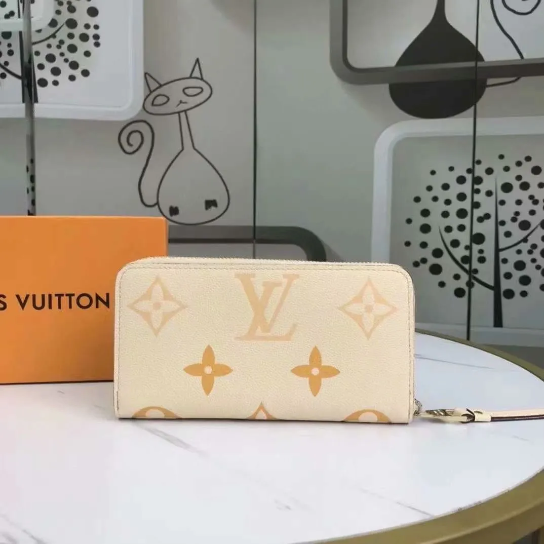 P140, 80402 Actual photo By The Pool series zipper wallet is made of Monogram Empreinte leather, reinterpreting Louis Vuitton's classic zipper wallet, embellished with a low-key gradient Monogram embossed pattern. The 2021 summer collection includes accessories, leather goods and fashion. This special edition wallet is loved for its stylish, practical and all-in-one design. 19.5 x 10.5 x 2.5 cm