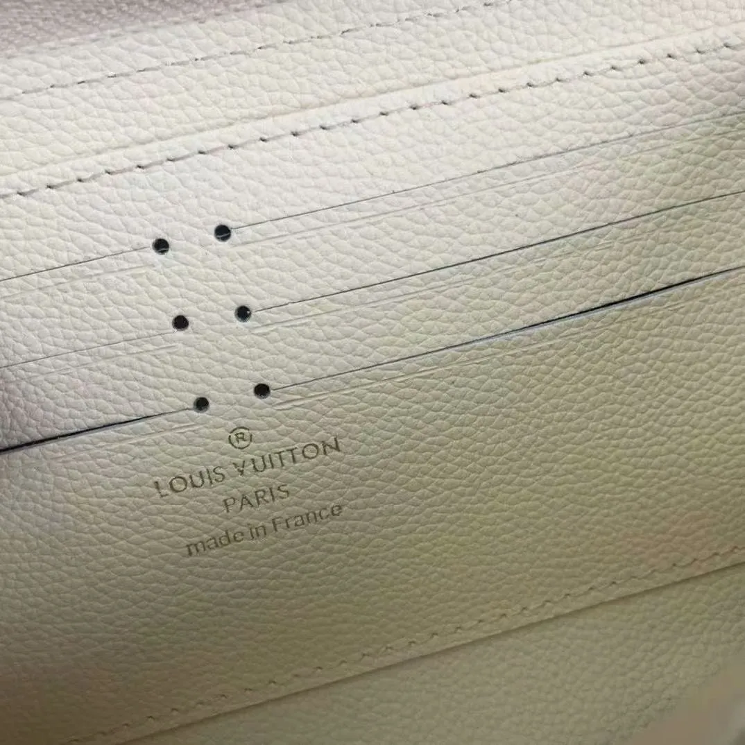 P140, 80402 Actual photo By The Pool series zipper wallet is made of Monogram Empreinte leather, reinterpreting Louis Vuitton's classic zipper wallet, embellished with a low-key gradient Monogram embossed pattern. The 2021 summer collection includes accessories, leather goods and fashion. This special edition wallet is loved for its stylish, practical and all-in-one design. 19.5 x 10.5 x 2.5 cm