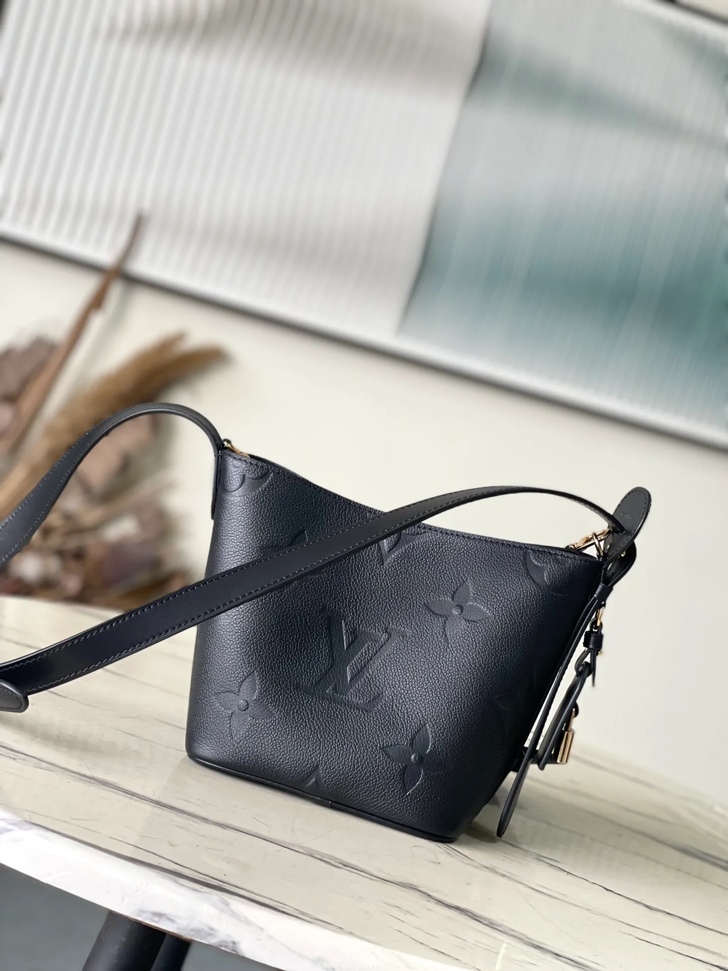 💰980 (top-grain leather) top original order M13480 black This AlInBB handbag integrates modern design concepts into elegant wheels and ample space. Monogram Empreinte leather craftsmanship creates a simple bucket bag structure, the iconic nameplate and metal padlock highlight the exquisite details, and the adjustable handle pays homage to the brand's trunk-making heritage. Dimensions: 16 × 18 × 12 cm