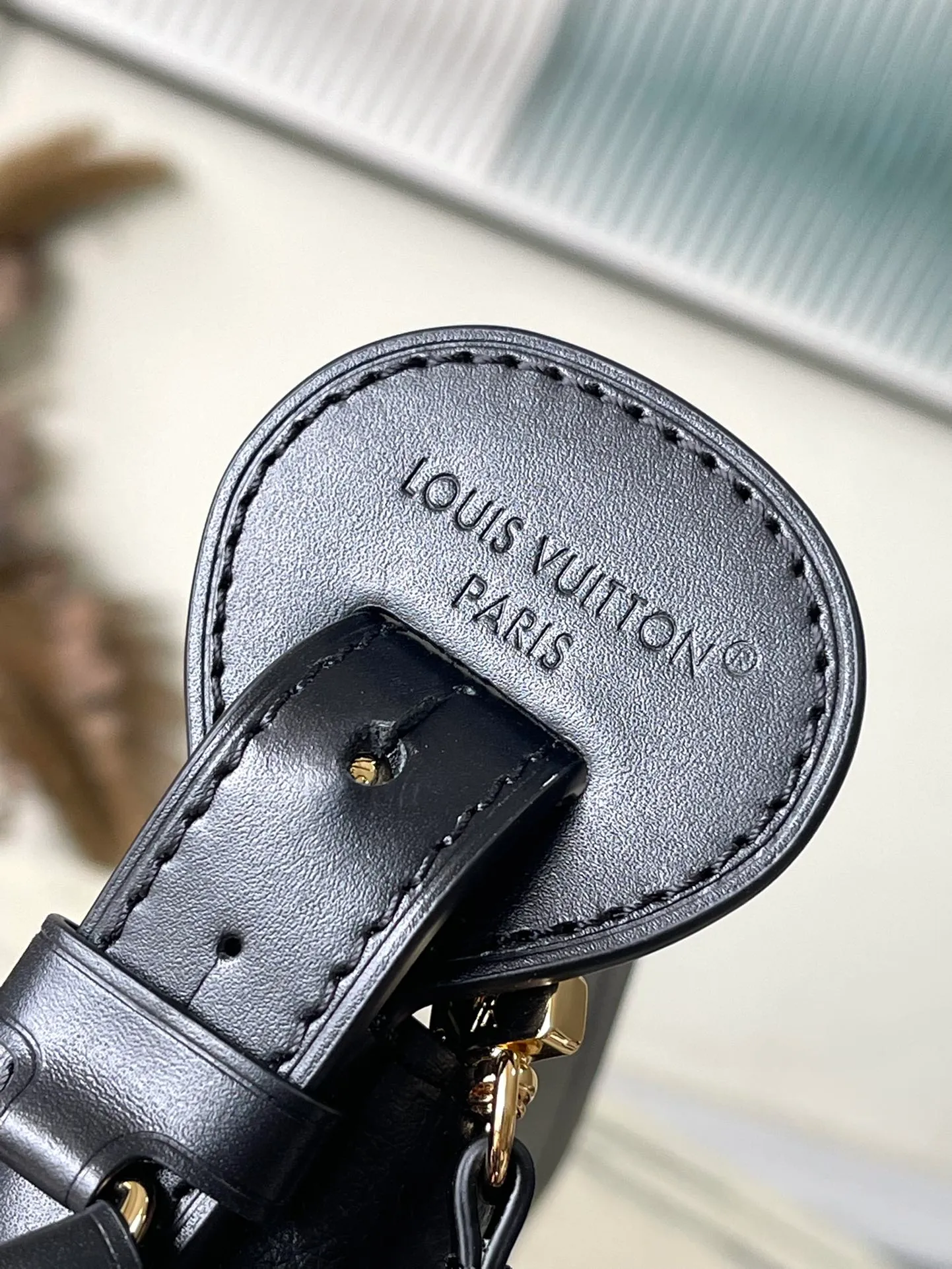 💰980 (top-grain leather) top original order M13480 black This AlInBB handbag integrates modern design concepts into elegant wheels and ample space. Monogram Empreinte leather craftsmanship creates a simple bucket bag structure, the iconic nameplate and metal padlock highlight the exquisite details, and the adjustable handle pays homage to the brand's trunk-making heritage. Dimensions: 16 × 18 × 12 cm