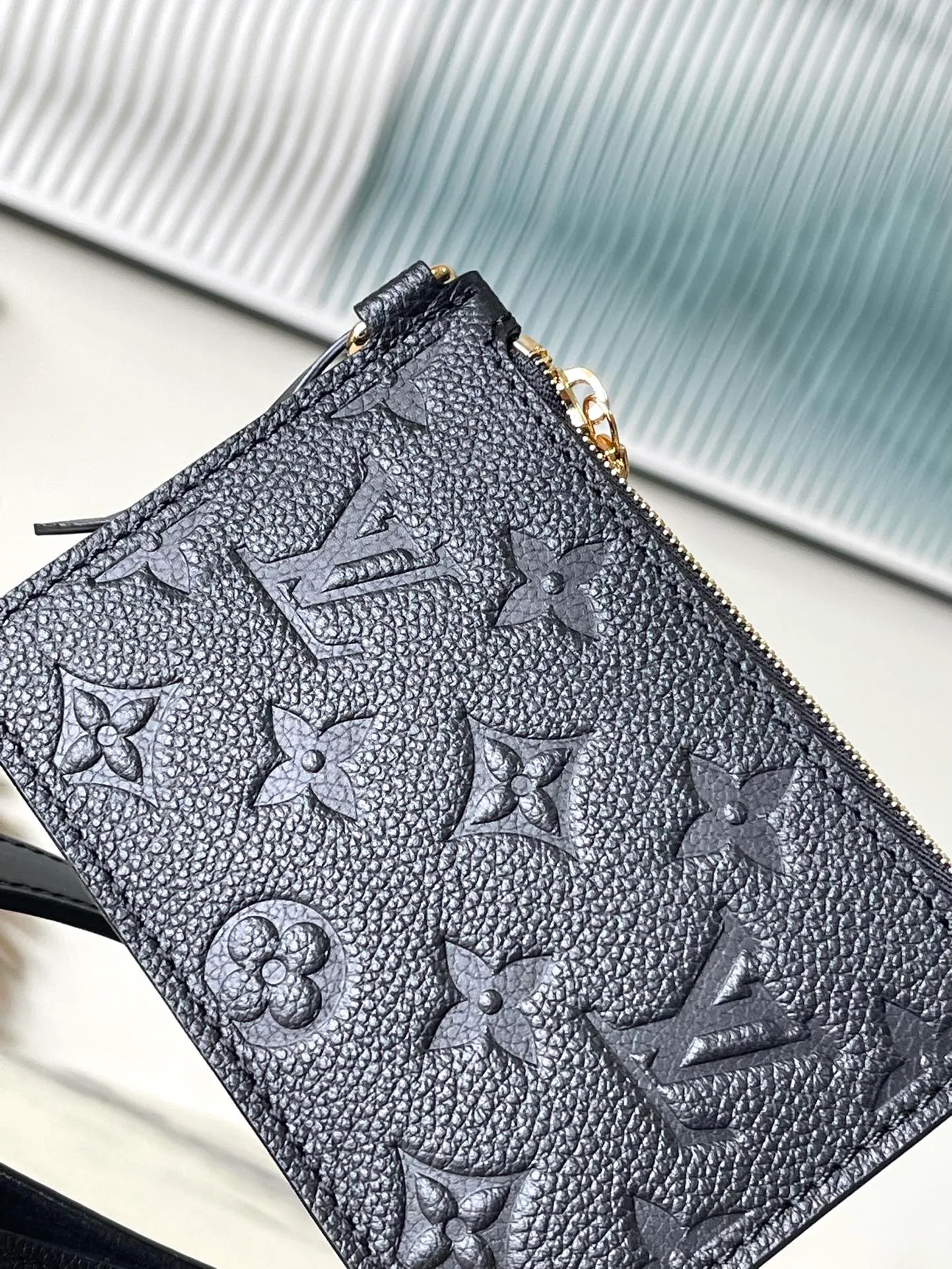 💰980 (top-grain leather) top original order M13480 black This AlInBB handbag integrates modern design concepts into elegant wheels and ample space. Monogram Empreinte leather craftsmanship creates a simple bucket bag structure, the iconic nameplate and metal padlock highlight the exquisite details, and the adjustable handle pays homage to the brand's trunk-making heritage. Dimensions: 16 × 18 × 12 cm
