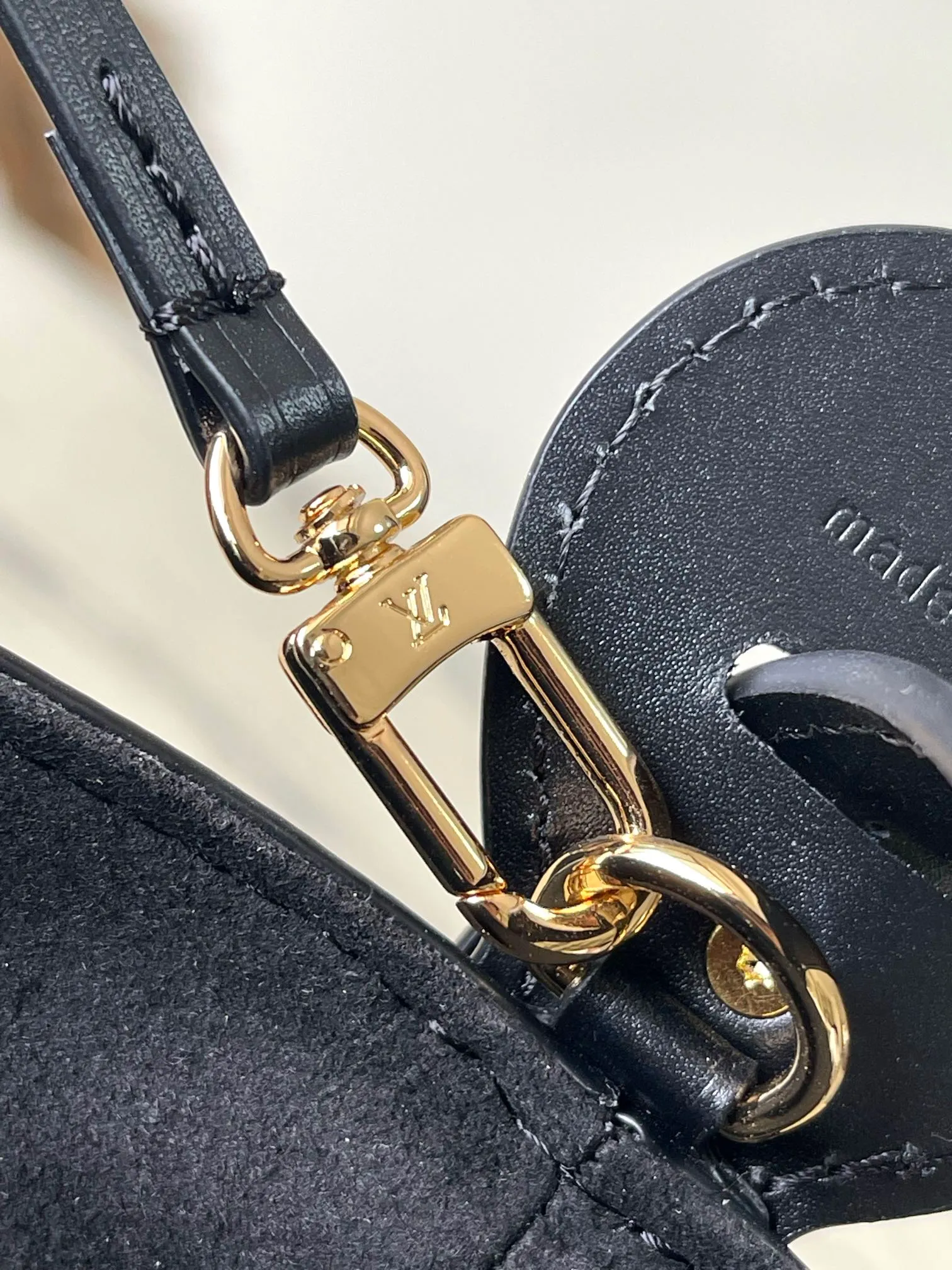 💰980 (top-grain leather) top original order M13480 black This AlInBB handbag integrates modern design concepts into elegant wheels and ample space. Monogram Empreinte leather craftsmanship creates a simple bucket bag structure, the iconic nameplate and metal padlock highlight the exquisite details, and the adjustable handle pays homage to the brand's trunk-making heritage. Dimensions: 16 × 18 × 12 cm