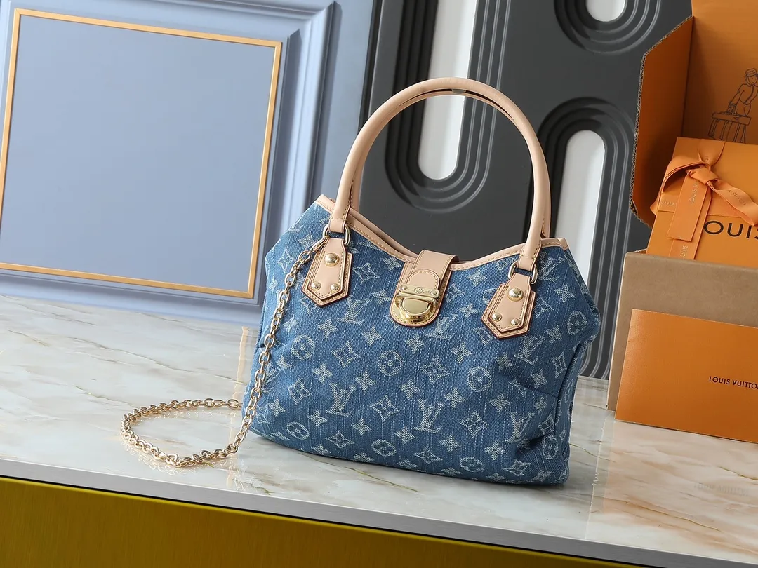 💰280💰Upgraded original version M95020 denim denim grandly launches the latest and most popular market exclusive and fastest denim. The original production details can be compared, original leather, and original hardware customization! Denim elements, a must-have fashion item in summer, will never go out of style, and no matter how you pair them with them, they look stylish and invincible! Dimensions: 26.0 x 19.0 x 13.0 cm