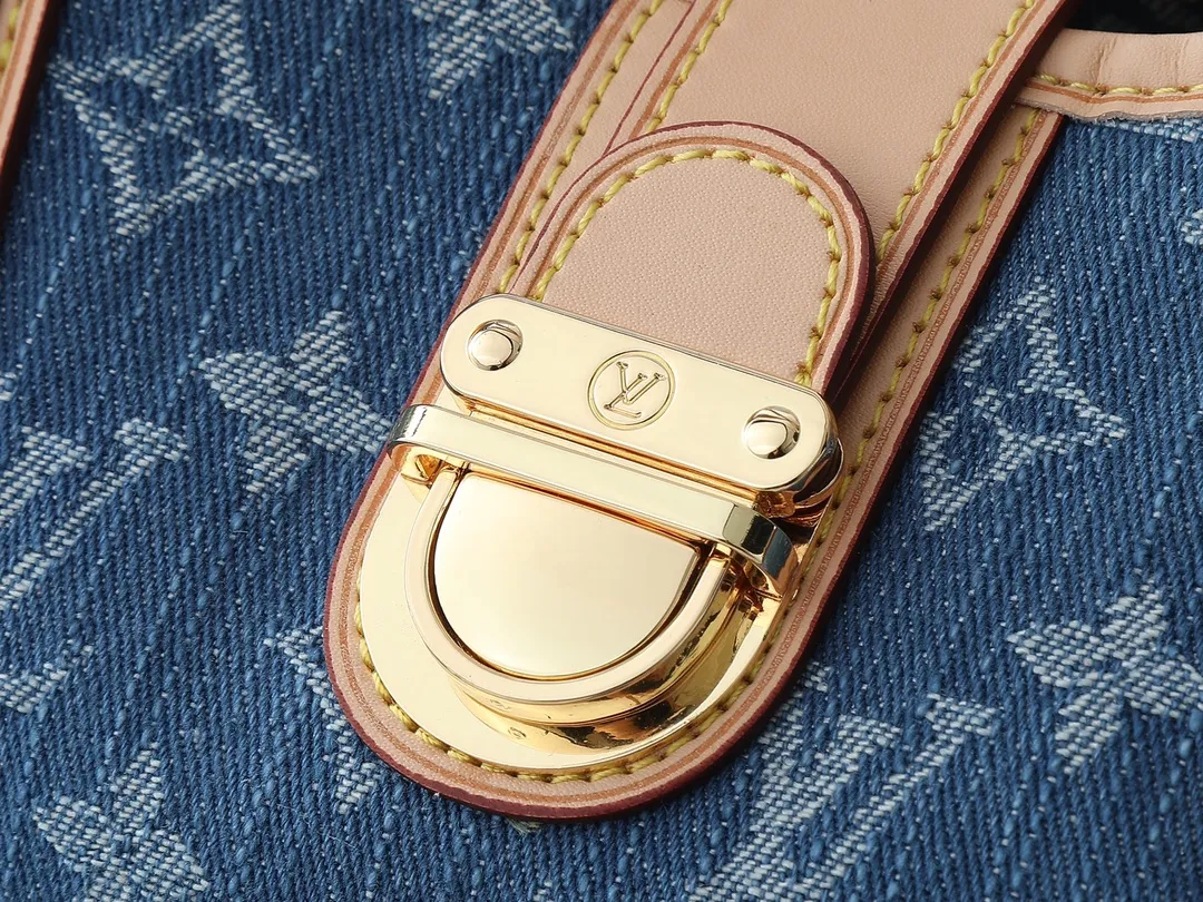 💰280💰Upgraded original version M95020 denim denim grandly launches the latest and most popular market exclusive and fastest denim. The original production details can be compared, original leather, and original hardware customization! Denim elements, a must-have fashion item in summer, will never go out of style, and no matter how you pair them with them, they look stylish and invincible! Dimensions: 26.0 x 19.0 x 13.0 cm