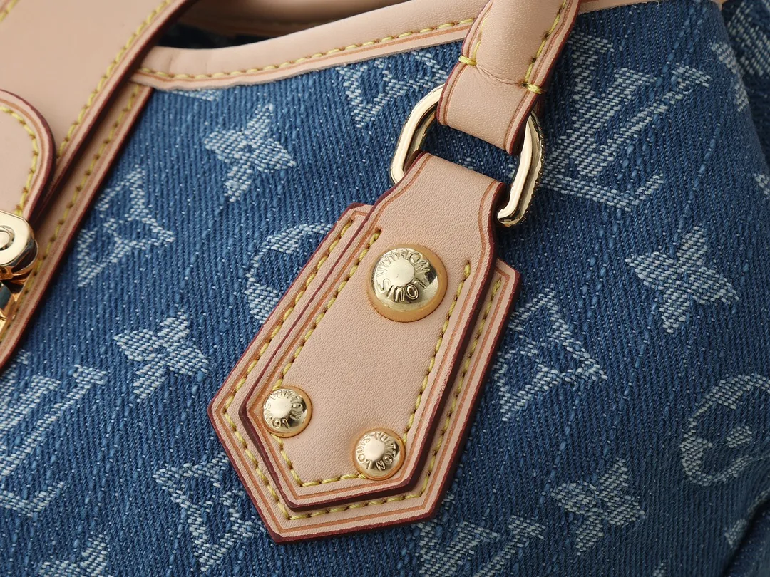 💰280💰Upgraded original version M95020 denim denim grandly launches the latest and most popular market exclusive and fastest denim. The original production details can be compared, original leather, and original hardware customization! Denim elements, a must-have fashion item in summer, will never go out of style, and no matter how you pair them with them, they look stylish and invincible! Dimensions: 26.0 x 19.0 x 13.0 cm