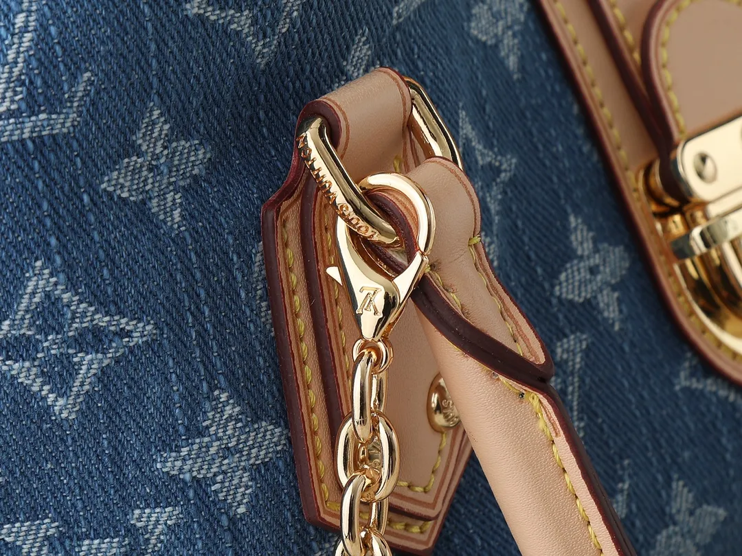 💰280💰Upgraded original version M95020 denim denim grandly launches the latest and most popular market exclusive and fastest denim. The original production details can be compared, original leather, and original hardware customization! Denim elements, a must-have fashion item in summer, will never go out of style, and no matter how you pair them with them, they look stylish and invincible! Dimensions: 26.0 x 19.0 x 13.0 cm