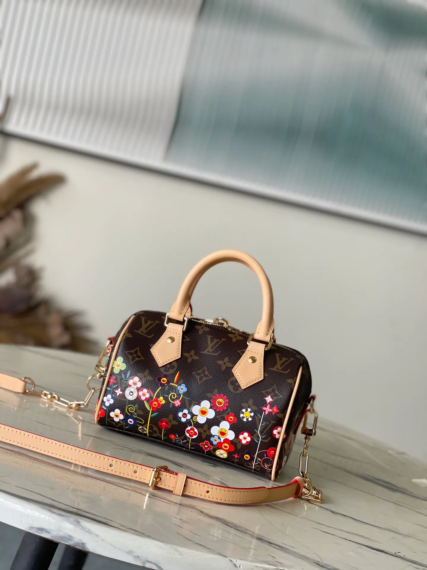 💰940 Top Original Order M14175 This Speedy Bandoulere 20 handbag combines Monogram canvas and cow leather trim, and uses the bright elements of the Louis Vuitton x Murakami reissue series to convey trendy style. The Monogram floral pattern is reinterpreted with Murakami's "super-flat" artistic concept on the front and back. The zipper opening is decorated with a dazzling padlock. The Toron handle and detachable and adjustable chain ensure comfortable carrying. Dimensions: 20.5 × 13.5 × 12 cm