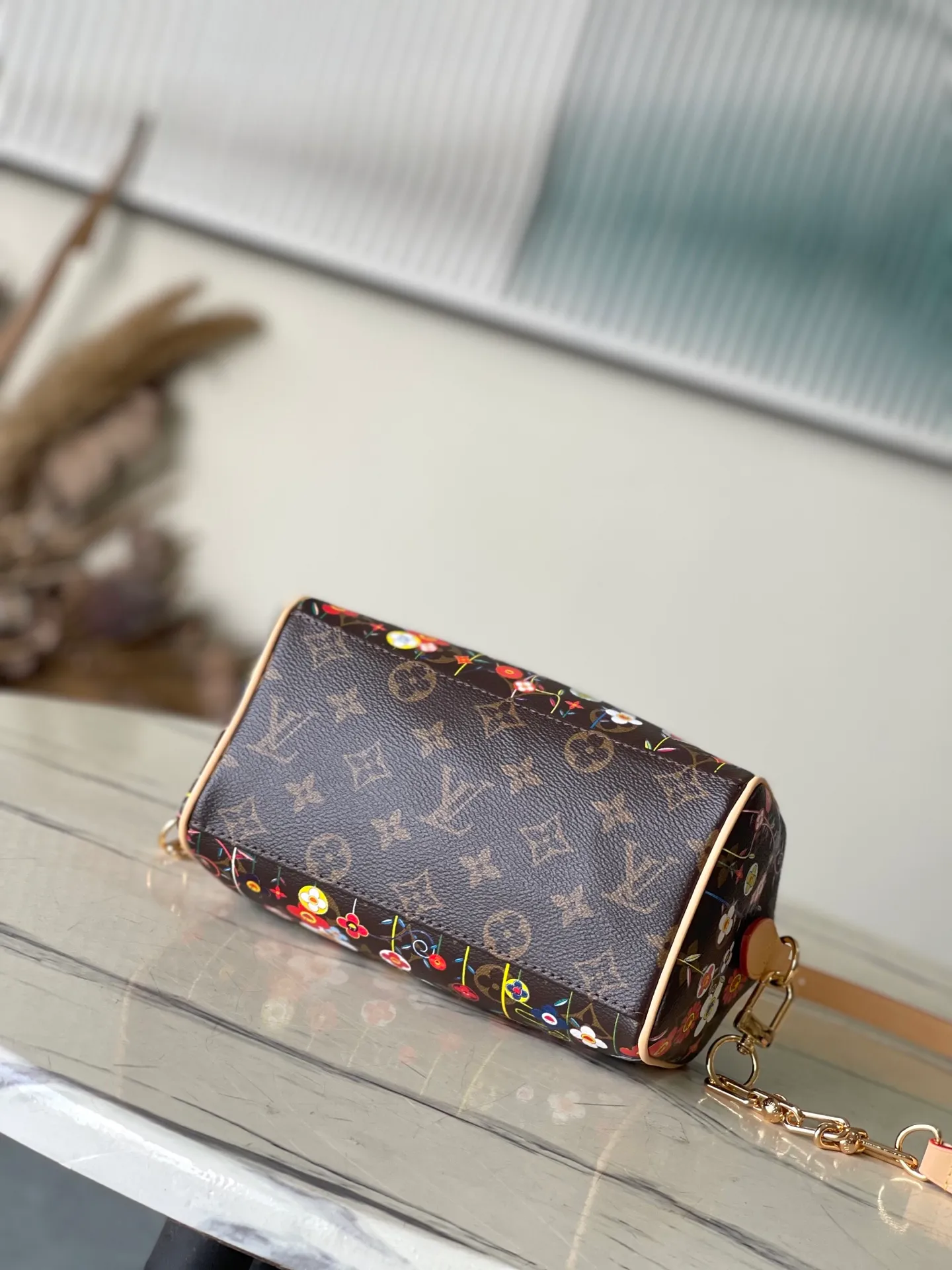 💰940 Top Original Order M14175 This Speedy Bandoulere 20 handbag combines Monogram canvas and cow leather trim, and uses the bright elements of the Louis Vuitton x Murakami reissue series to convey trendy style. The Monogram floral pattern is reinterpreted with Murakami's "super-flat" artistic concept on the front and back. The zipper opening is decorated with a dazzling padlock. The Toron handle and detachable and adjustable chain ensure comfortable carrying. Dimensions: 20.5 × 13.5 × 12 cm
