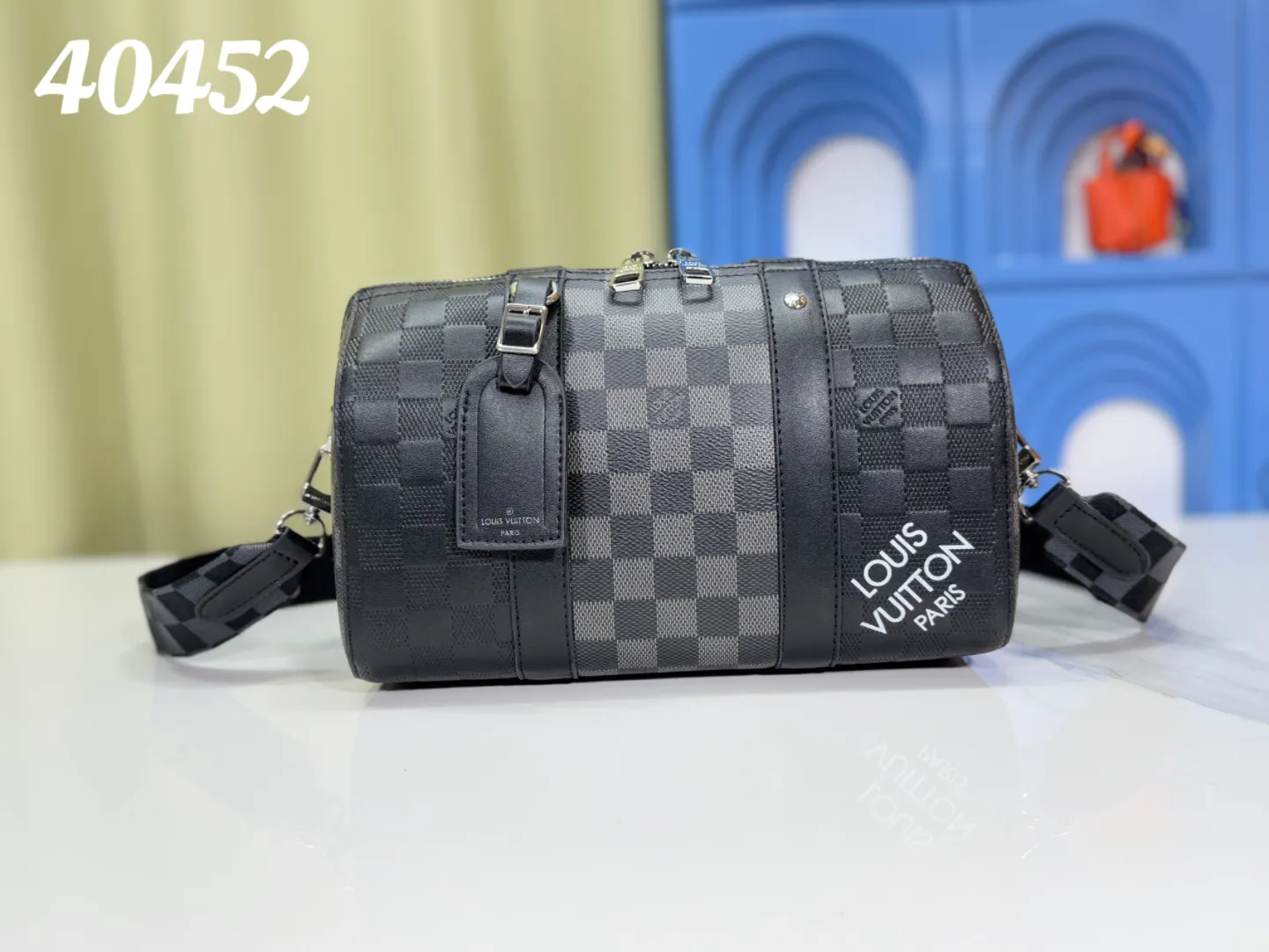 P260 Upgraded original [city keepall handbag] n40452 black grid (black pressed grid) This city keepall handbag combines damier infini embossed leather and damiergraphite canvas, focusing on the simple lines of the checkerboard pattern. The damier pattern adorns the wide jacquard shoulder straps, which feature the Louis Vuitton Paris logo diagonally. Dimensions: 27×17×13 cm
