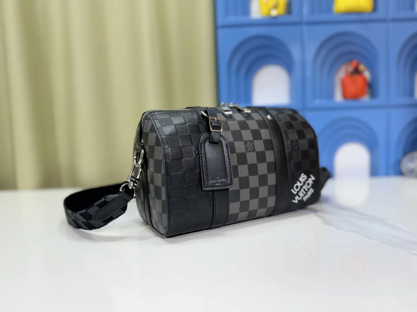 P260 Upgraded original [city keepall handbag] n40452 black grid (black pressed grid) This city keepall handbag combines damier infini embossed leather and damiergraphite canvas, focusing on the simple lines of the checkerboard pattern. The damier pattern adorns the wide jacquard shoulder straps, which feature the Louis Vuitton Paris logo diagonally. Dimensions: 27×17×13 cm