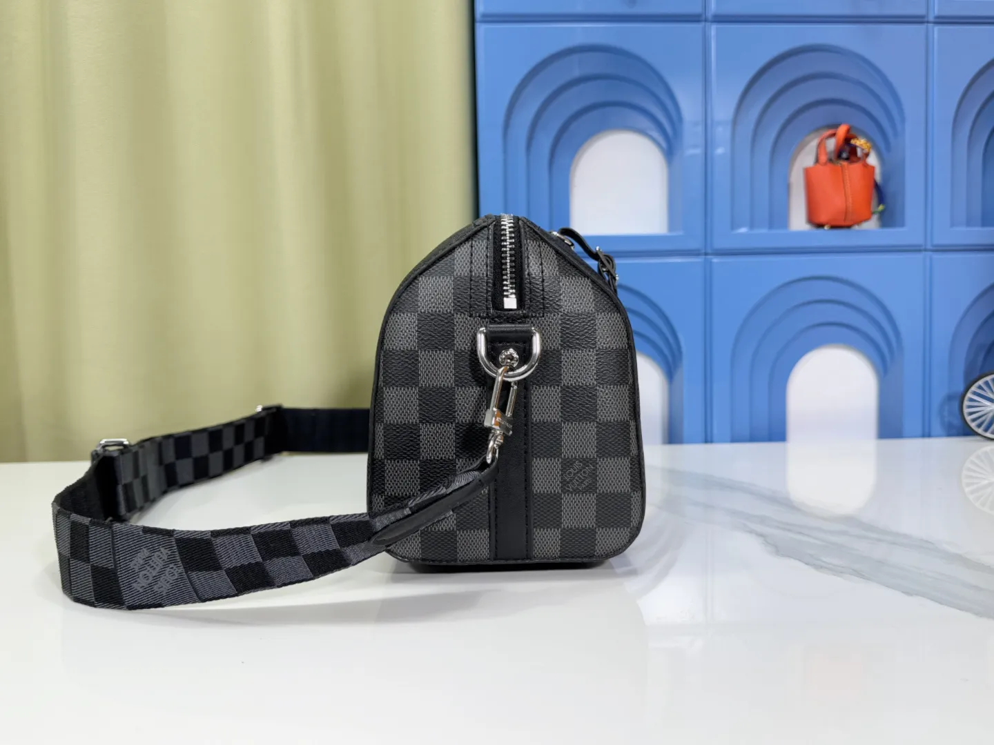 P260 Upgraded original [city keepall handbag] n40452 black grid (black pressed grid) This city keepall handbag combines damier infini embossed leather and damiergraphite canvas, focusing on the simple lines of the checkerboard pattern. The damier pattern adorns the wide jacquard shoulder straps, which feature the Louis Vuitton Paris logo diagonally. Dimensions: 27×17×13 cm