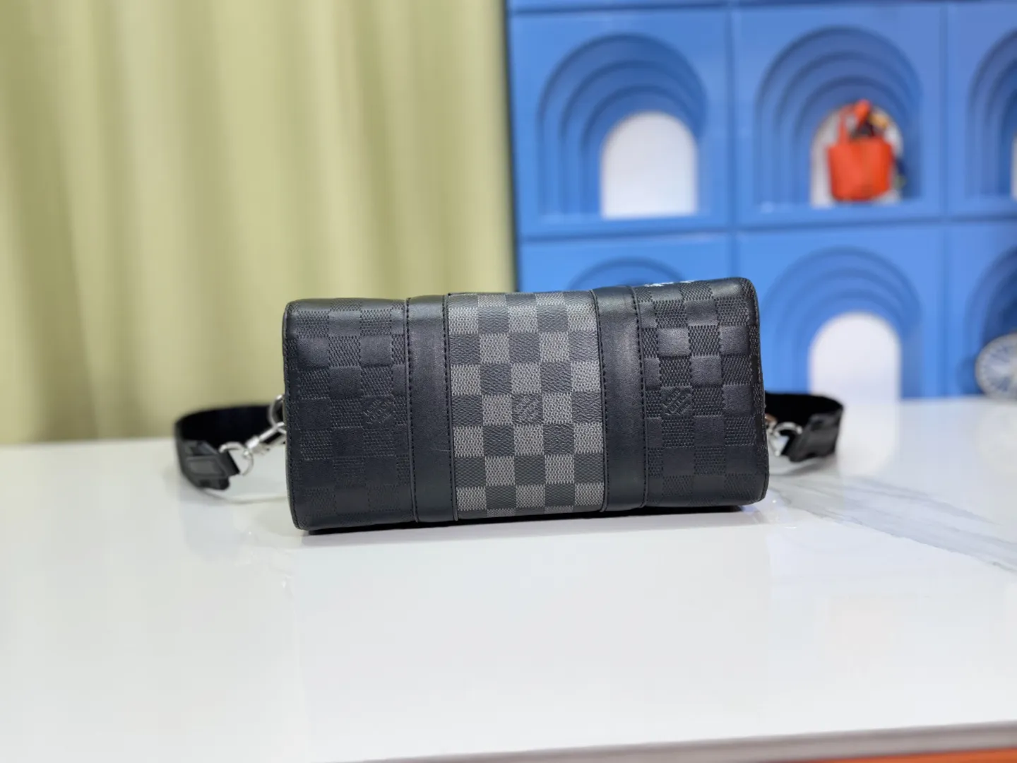 P260 Upgraded original [city keepall handbag] n40452 black grid (black pressed grid) This city keepall handbag combines damier infini embossed leather and damiergraphite canvas, focusing on the simple lines of the checkerboard pattern. The damier pattern adorns the wide jacquard shoulder straps, which feature the Louis Vuitton Paris logo diagonally. Dimensions: 27×17×13 cm