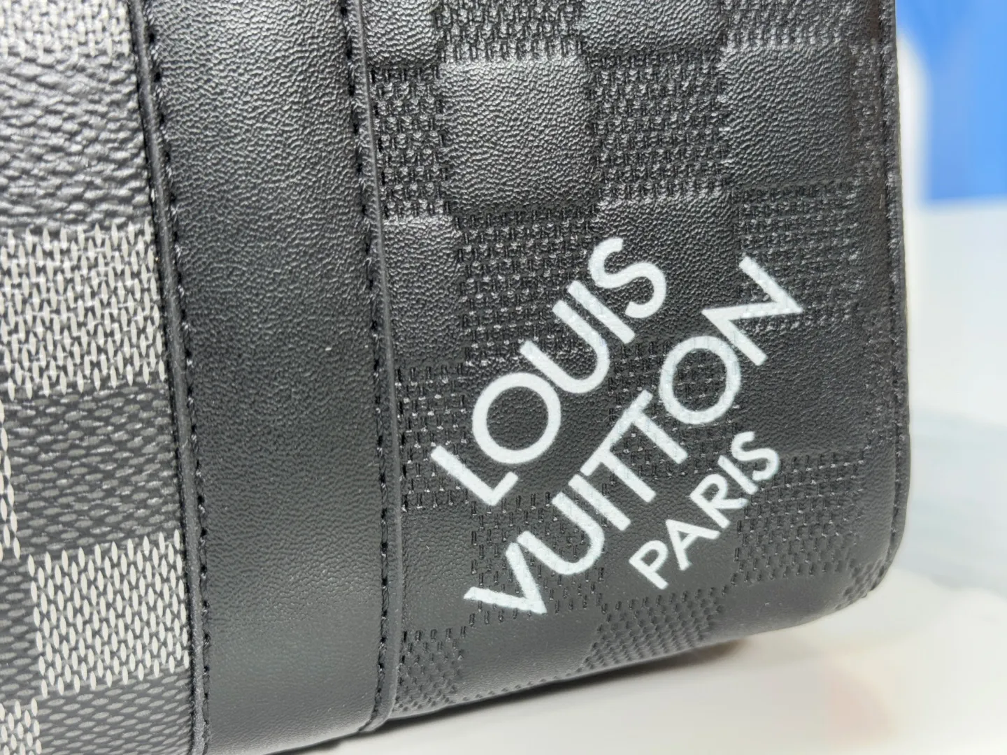 P260 Upgraded original [city keepall handbag] n40452 black grid (black pressed grid) This city keepall handbag combines damier infini embossed leather and damiergraphite canvas, focusing on the simple lines of the checkerboard pattern. The damier pattern adorns the wide jacquard shoulder straps, which feature the Louis Vuitton Paris logo diagonally. Dimensions: 27×17×13 cm