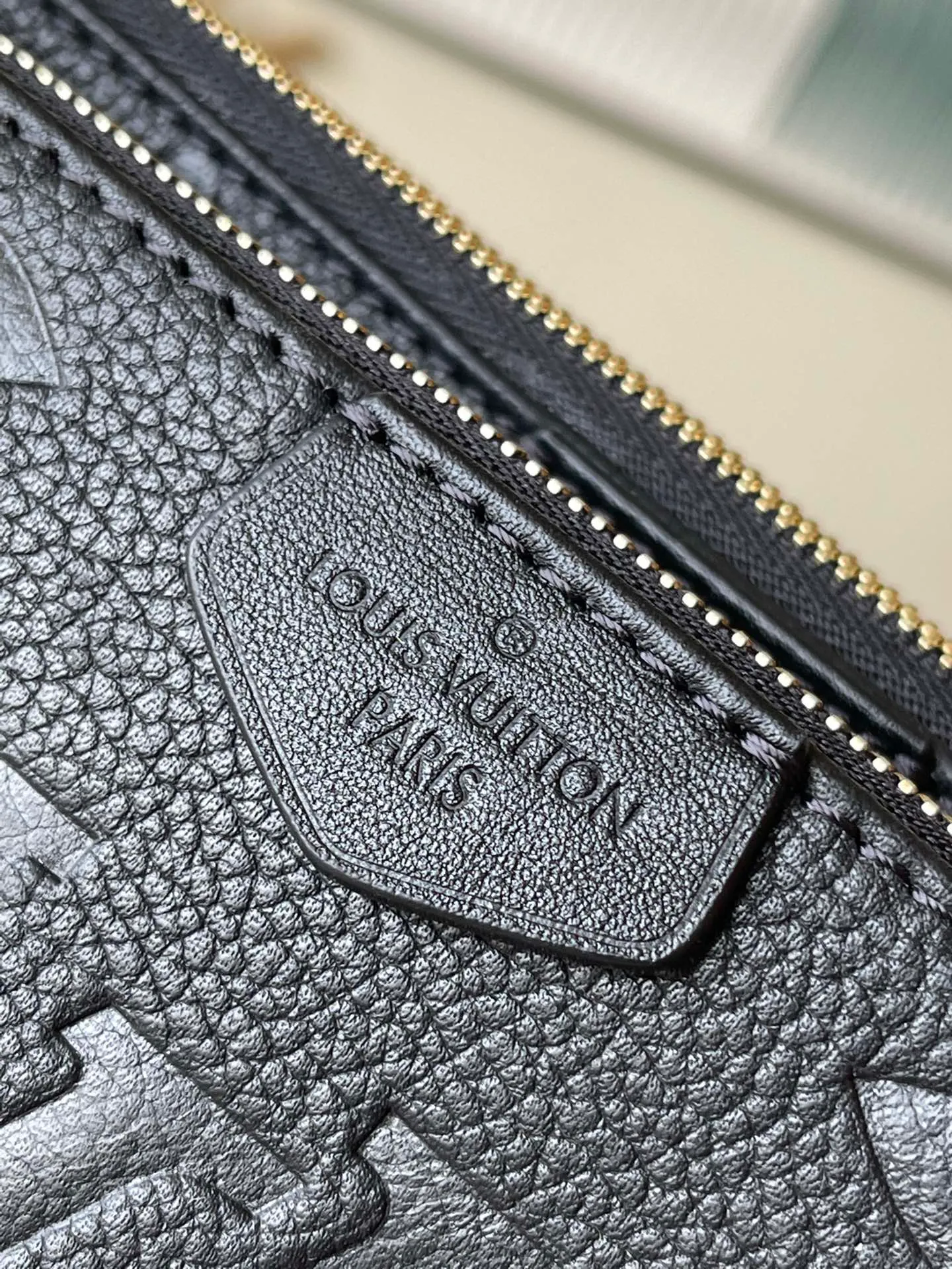 💰940 (top-grain leather) top original order M80399. Support counter inspection. Photos taken of duty-free goods are consistent with the product without unpacking. This product is an exclusive duty-free product in the market and is the highest-end product. Inspection is supported. This product has passed strict inspection and is flawless. Please wear gloves when touching the product. This product is not returnable or exchangeable. Please confirm the product first and then remove the label on the handle. This product is temporarily not open to the public, only regular customers, and is in short supply. Dimensions: 25 x 14.5 x 4.5 cm