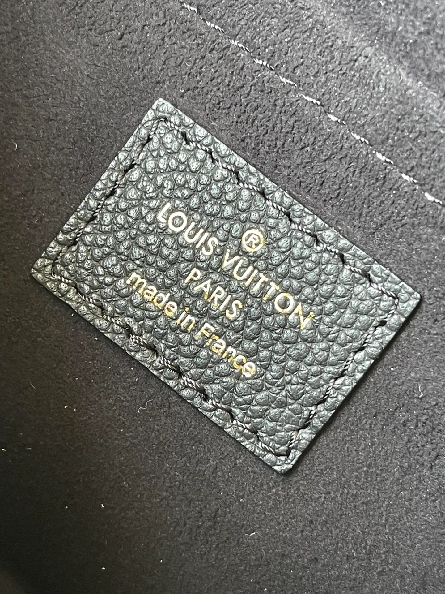 💰940 (top-grain leather) top original order M80399. Support counter inspection. Photos taken of duty-free goods are consistent with the product without unpacking. This product is an exclusive duty-free product in the market and is the highest-end product. Inspection is supported. This product has passed strict inspection and is flawless. Please wear gloves when touching the product. This product is not returnable or exchangeable. Please confirm the product first and then remove the label on the handle. This product is temporarily not open to the public, only regular customers, and is in short supply. Dimensions: 25 x 14.5 x 4.5 cm