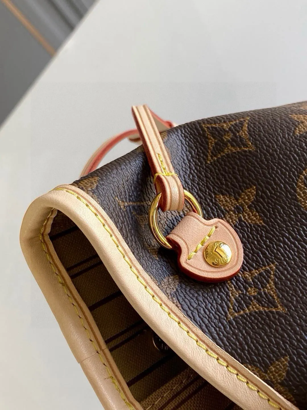 💰780 (Small steel nails) Top original order M41000 Apricot NEVERFULL PM This Neverfull MM handbag combines timeless classic design with traditional details. It is made of Monogram canvas and trimmed with natural cowhide. The interior is extra spacious but not heavy. Tighten the side straps to create a fashionable and charming shape, and loosen them to show a more casual atmosphere. The slim and comfortable handle can be easily slung over the shoulder or carried by arm. Lined in a vibrant color, the bag has a detachable organizer that can be used independently as a clutch or as an extra pocket. 29 cm