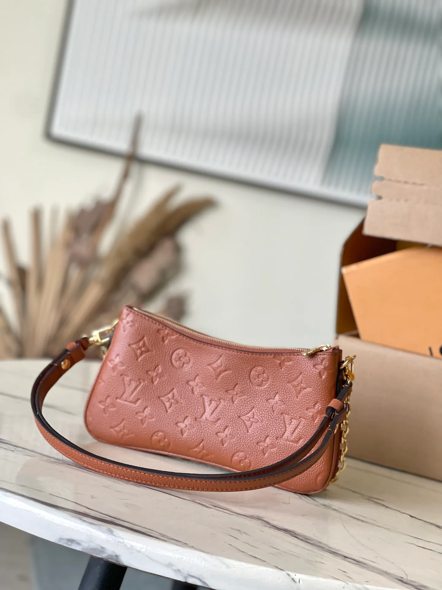 💰1000 (top layer leather) top quality original M11916 caramel color Monogram Empreinte leather Liv pochette that fits snugly on the arm. It comes with a removable gold-tone chain and a removable, adjustable double strap and is crafted from signature natural cowhide leather. A secure double zip closure and engraved gold plaque complete this stylish piece. size：24x13x6.5cm