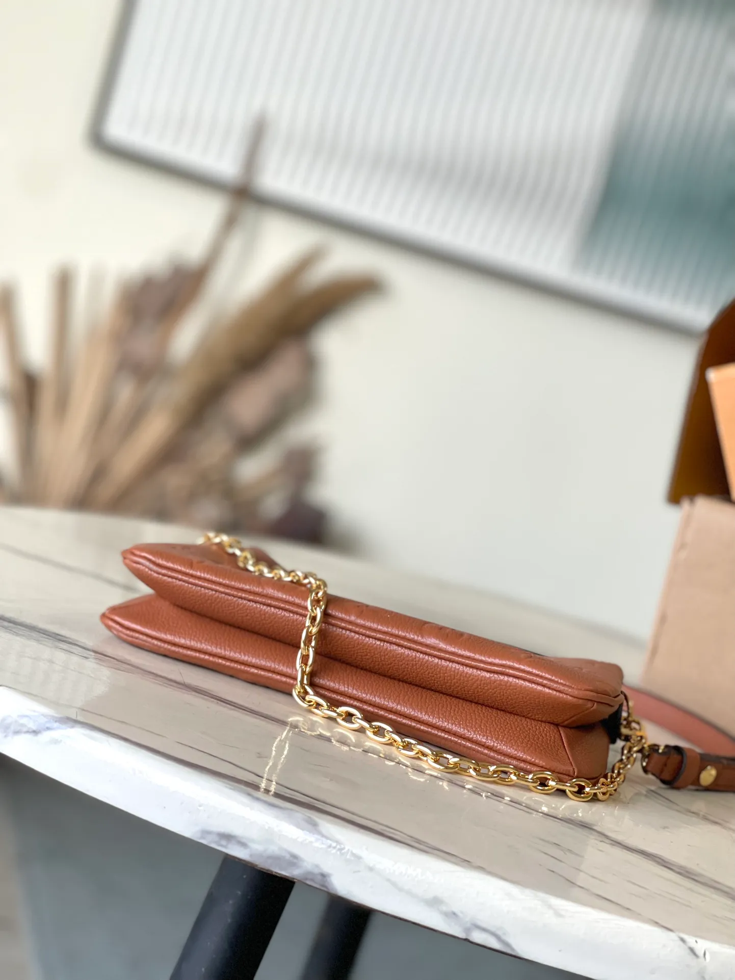 💰1000 (top layer leather) top quality original M11916 caramel color Monogram Empreinte leather Liv pochette that fits snugly on the arm. It comes with a removable gold-tone chain and a removable, adjustable double strap and is crafted from signature natural cowhide leather. A secure double zip closure and engraved gold plaque complete this stylish piece. size：24x13x6.5cm