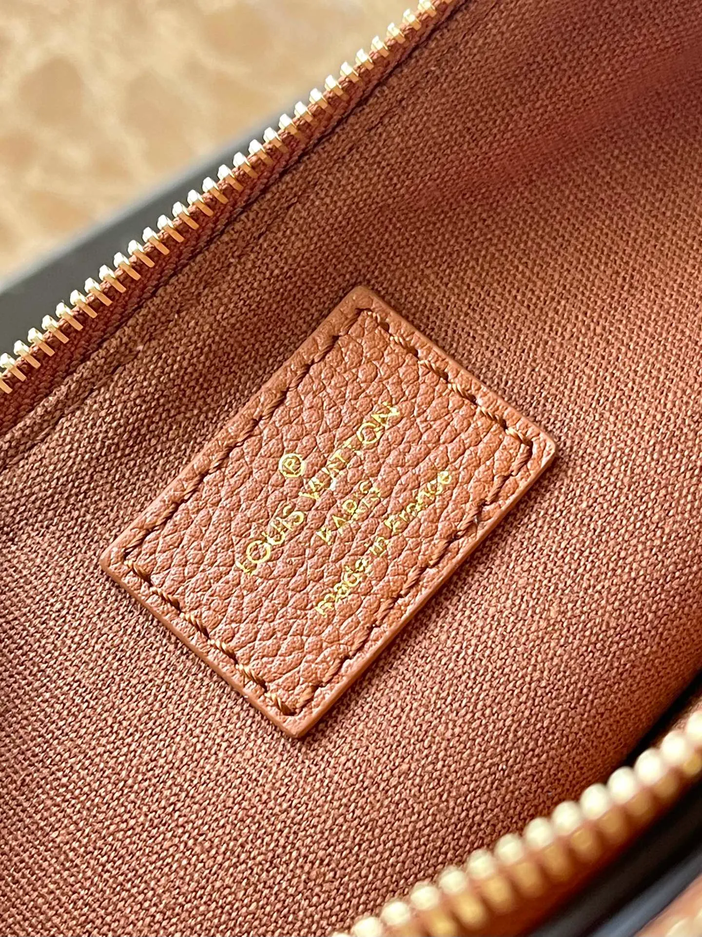 💰1000 (top layer leather) top quality original M11916 caramel color Monogram Empreinte leather Liv pochette that fits snugly on the arm. It comes with a removable gold-tone chain and a removable, adjustable double strap and is crafted from signature natural cowhide leather. A secure double zip closure and engraved gold plaque complete this stylish piece. size：24x13x6.5cm