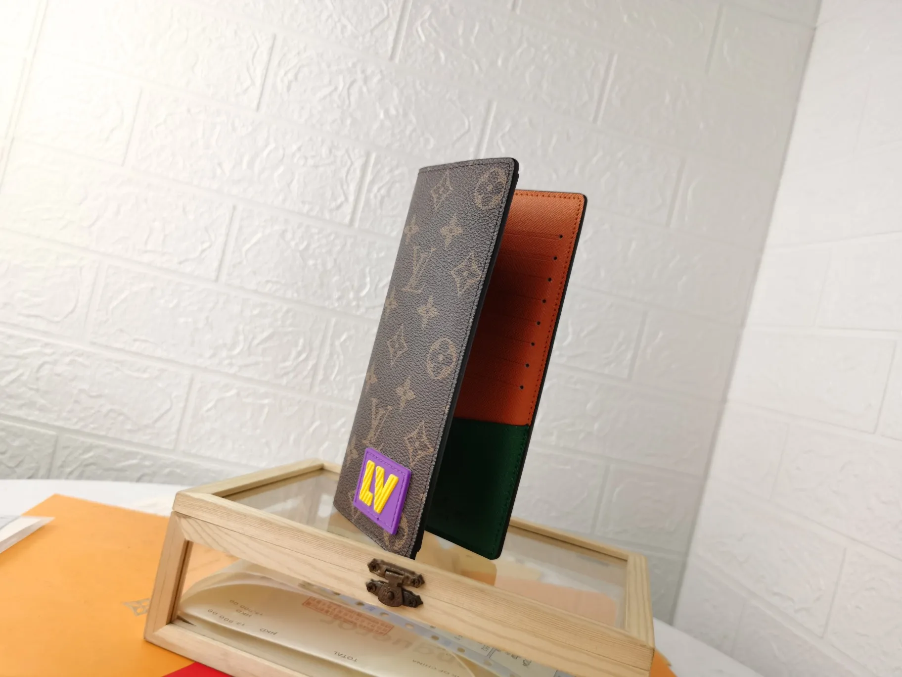 P150💰Top original version💎【Real shot with home background】M80523BRAZZA Wallet The new Brazza wallet is made of classic Monogram canvas embellished with 3D rubber patches, announcing a fun interpretation of the Louis Vuitton logo. Ample space with card slots, coin compartment and receipt pocket62665