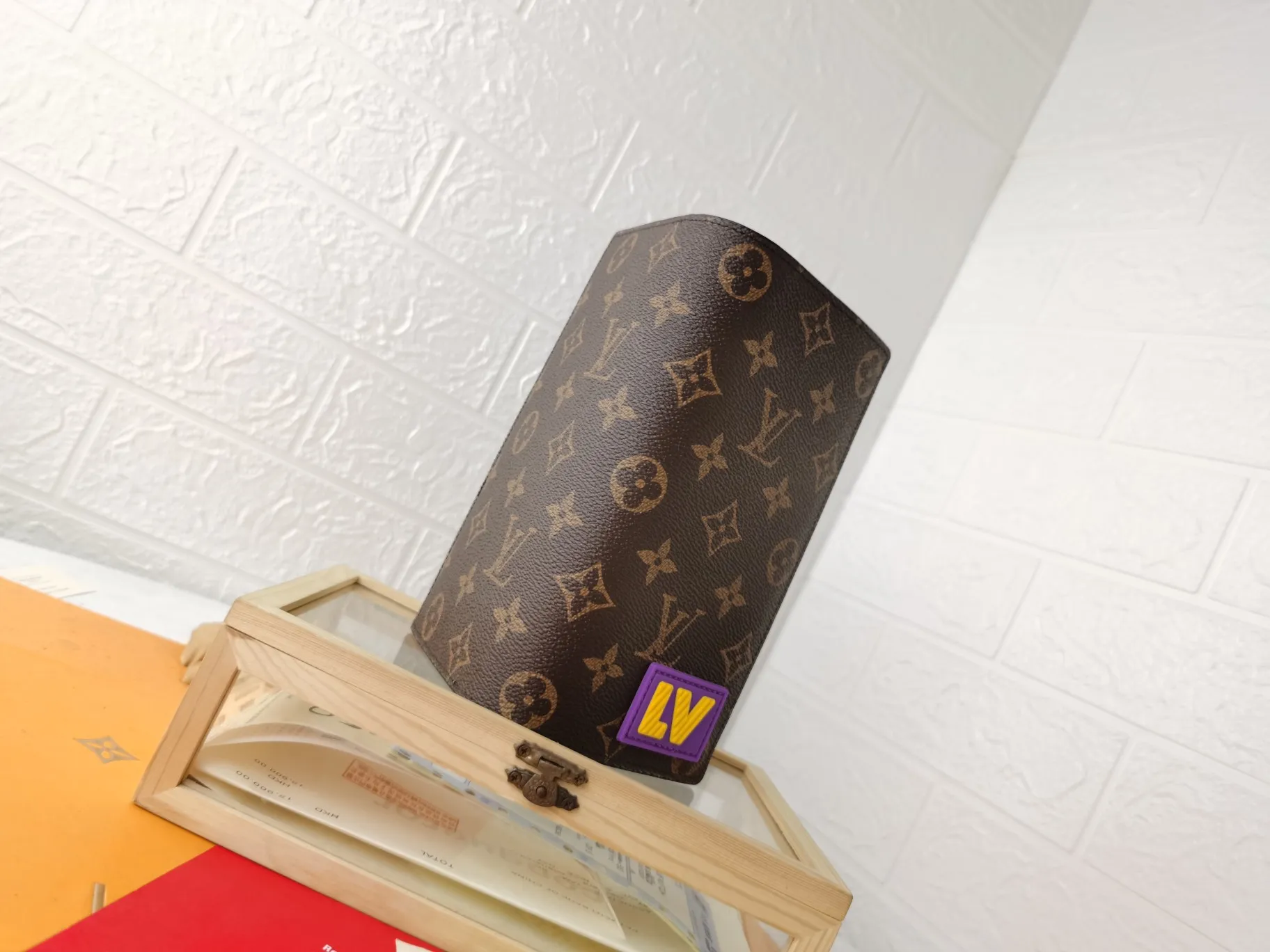 P150💰Top original version💎【Real shot with home background】M80523BRAZZA Wallet The new Brazza wallet is made of classic Monogram canvas embellished with 3D rubber patches, announcing a fun interpretation of the Louis Vuitton logo. Ample space with card slots, coin compartment and receipt pocket62665