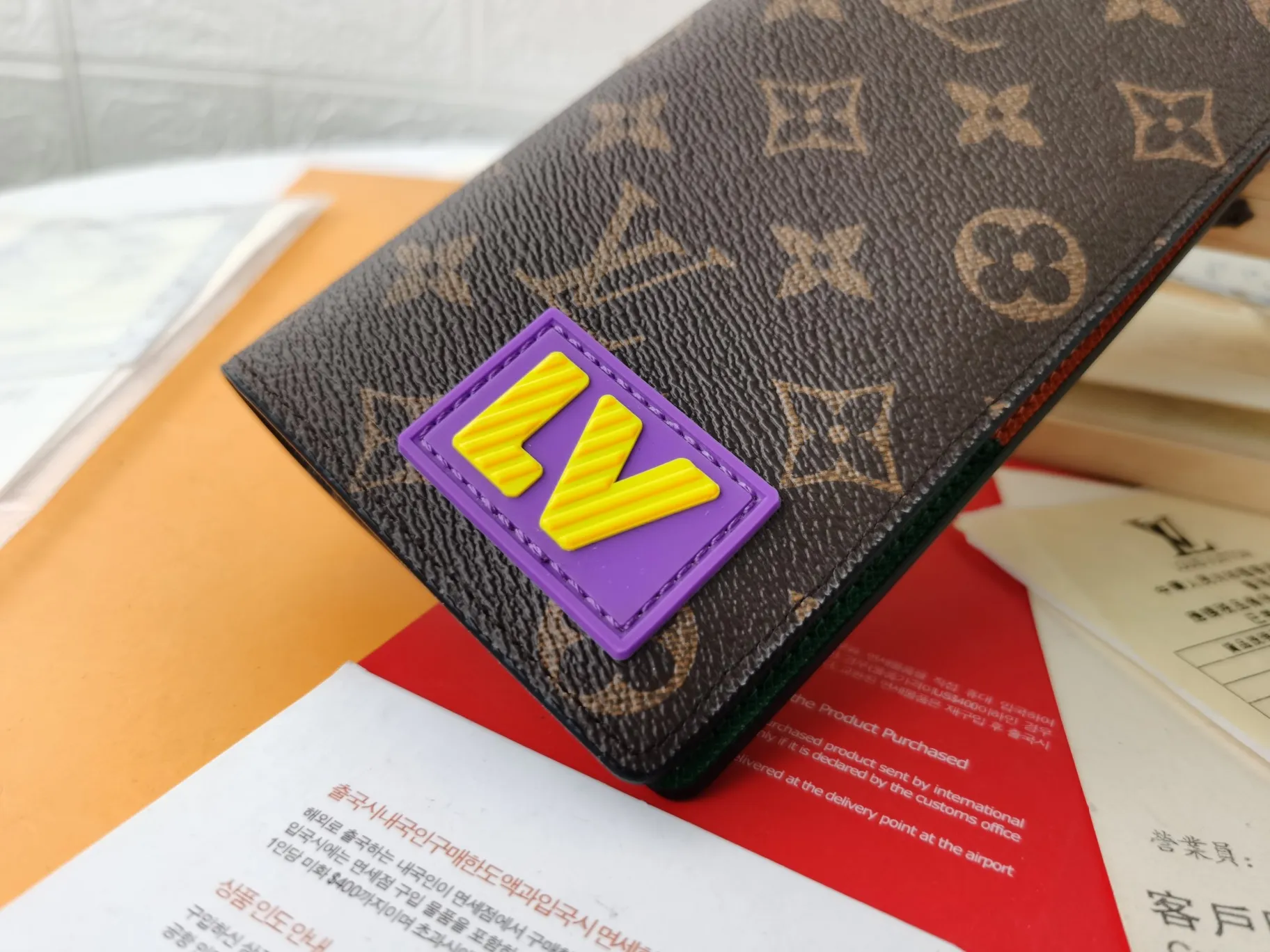 P150💰Top original version💎【Real shot with home background】M80523BRAZZA Wallet The new Brazza wallet is made of classic Monogram canvas embellished with 3D rubber patches, announcing a fun interpretation of the Louis Vuitton logo. Ample space with card slots, coin compartment and receipt pocket62665