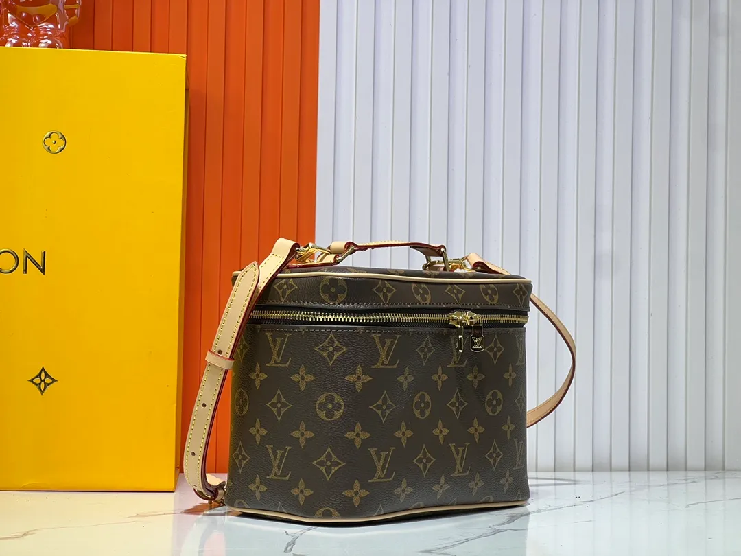 Batch 300💰Upgraded original version ✨M42265 This model is inspired by the iconic Nice cosmetic bag. This elegant toiletry bag is a personalized choice for carrying basic beauty products. A hidden zip pocket on the inside of the flap can store especially valuable personal items. - Top woven handle - Monogram coated canvas fabric - Louis Vuitton special coated canvas washable lining - Natural cowhide leather trim - Gold metal hardware - Double-layer zipper closure - Large capacity inside the bag - Zippered pocket on the inside of the flap - Several patch pockets inside - size 24×14×17.