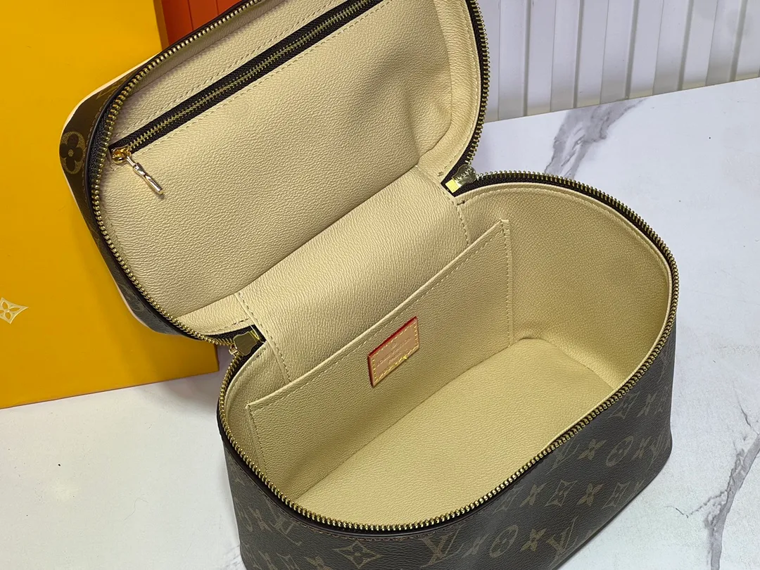 Batch 300💰Upgraded original version ✨M42265 This model is inspired by the iconic Nice cosmetic bag. This elegant toiletry bag is a personalized choice for carrying basic beauty products. A hidden zip pocket on the inside of the flap can store especially valuable personal items. - Top woven handle - Monogram coated canvas fabric - Louis Vuitton special coated canvas washable lining - Natural cowhide leather trim - Gold metal hardware - Double-layer zipper closure - Large capacity inside the bag - Zippered pocket on the inside of the flap - Several patch pockets inside - size 24×14×17.