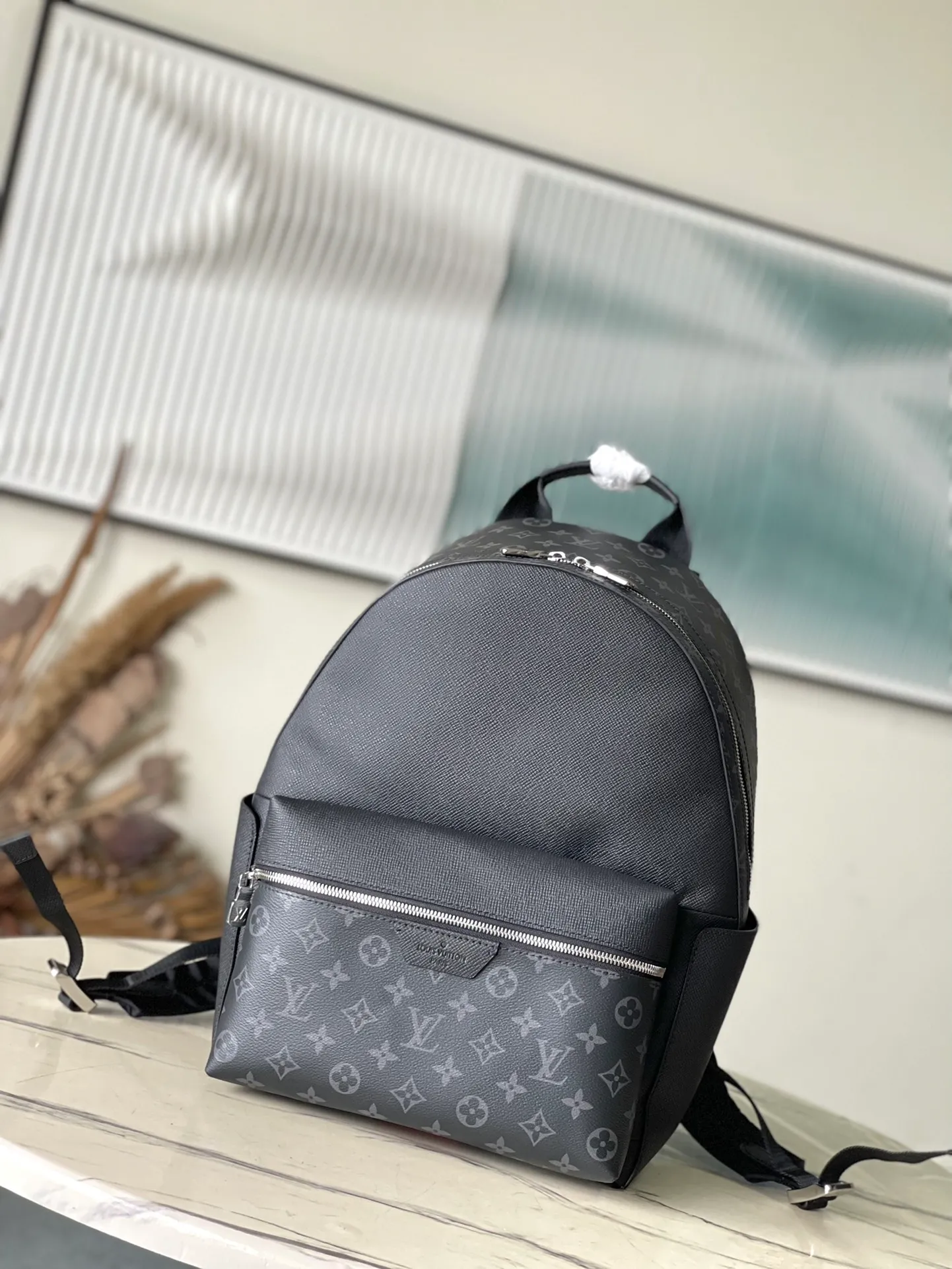 💰1160 (top layer leather) top original M31033 Discovery backpack combines Monogram canvas and Taïga leather to reinterpret the classic campus trend design. The glossy exterior wraps around two internal pockets and an internal iPad pocket, and two adjustable leather straps ensure comfortable carrying. Size: 29*38*20cm