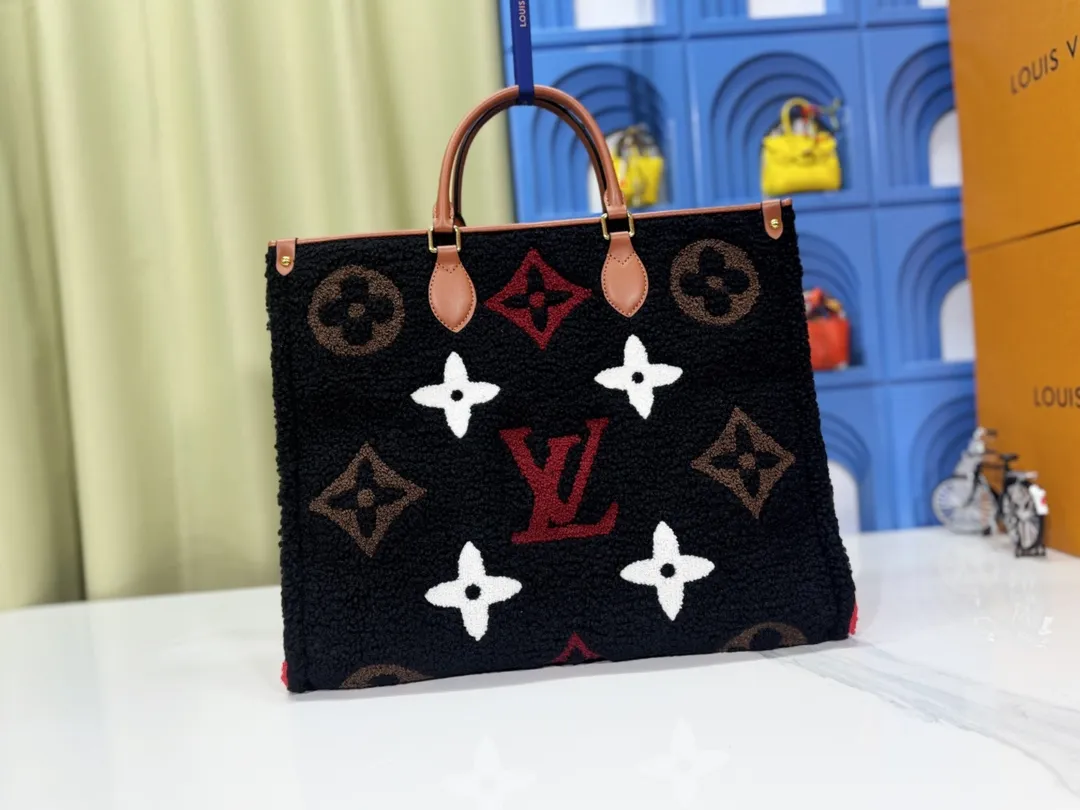 P260 Upgraded original M44571 M45039 M45321 This Onthego medium handbag is decorated with classic Monogram canvas and Monogram Reverse canvas on both sides, showing different styles at will. Toron's dual handles and shoulder strap allow for a variety of carrying options. Dimensions: 34.0 x 26.0 x 13.0 cm (length x height x width)