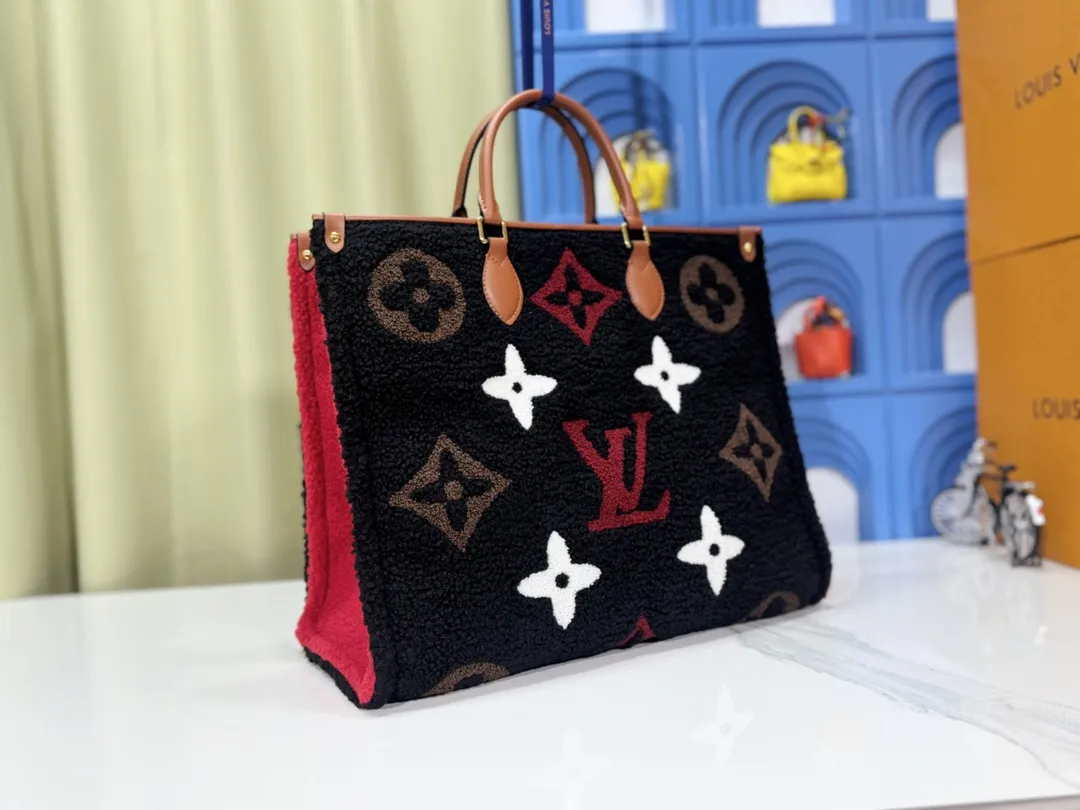 P260 Upgraded original M44571 M45039 M45321 This Onthego medium handbag is decorated with classic Monogram canvas and Monogram Reverse canvas on both sides, showing different styles at will. Toron's dual handles and shoulder strap allow for a variety of carrying options. Dimensions: 34.0 x 26.0 x 13.0 cm (length x height x width)