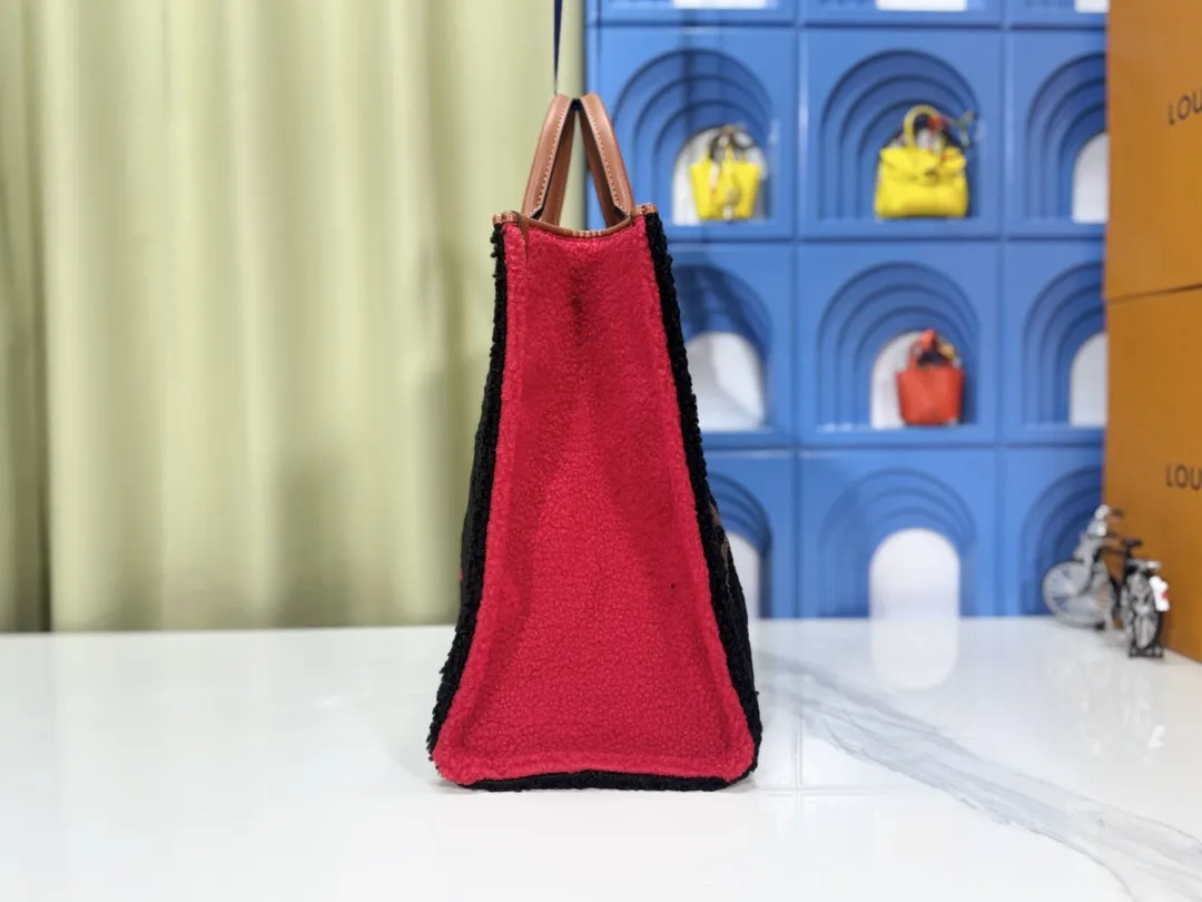 P260 Upgraded original M44571 M45039 M45321 This Onthego medium handbag is decorated with classic Monogram canvas and Monogram Reverse canvas on both sides, showing different styles at will. Toron's dual handles and shoulder strap allow for a variety of carrying options. Dimensions: 34.0 x 26.0 x 13.0 cm (length x height x width)