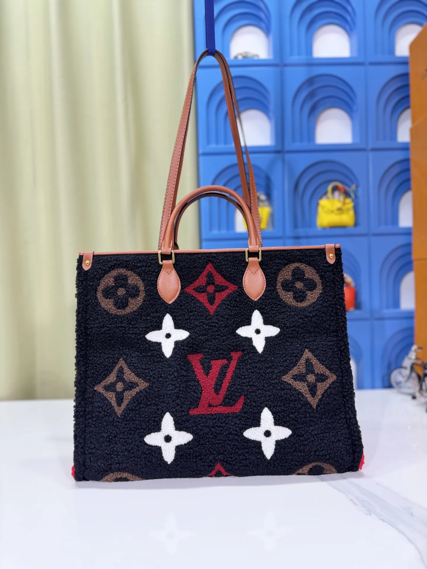 P260 Upgraded original M44571 M45039 M45321 This Onthego medium handbag is decorated with classic Monogram canvas and Monogram Reverse canvas on both sides, showing different styles at will. Toron's dual handles and shoulder strap allow for a variety of carrying options. Dimensions: 34.0 x 26.0 x 13.0 cm (length x height x width)