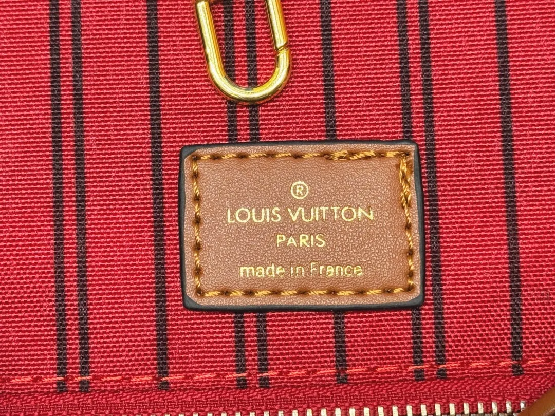 P260 Upgraded original M44571 M45039 M45321 This Onthego medium handbag is decorated with classic Monogram canvas and Monogram Reverse canvas on both sides, showing different styles at will. Toron's dual handles and shoulder strap allow for a variety of carrying options. Dimensions: 34.0 x 26.0 x 13.0 cm (length x height x width)