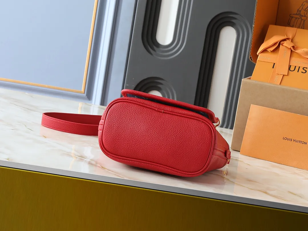 💰260💰Upgraded from the original M14997 M12099 M12106 M12109 This Neverfull Inside Out BB handbag comes from the Louis Vuitton Gorgeous cherry embroidery pays homage to the Japanese artist's distinctive style, and a removable denim zip pocket completes the design. Dimensions: 26.5 x 16.5 x 11.0 cm (length x height x width)