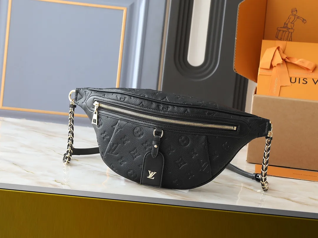 💰240💰Upgraded from the original M14353 M46784 M43644 This High Rise waist bag is made of soft Monogram coated canvas to create a close-fitting shape. The thin design can be placed inside the jacket. The cowhide leather has a detachable name tag and can be tied with a fabric shoulder strap for a sporty look. Dimensions: 38.0 x 16.0 x 8.0 cm (length x height x width)