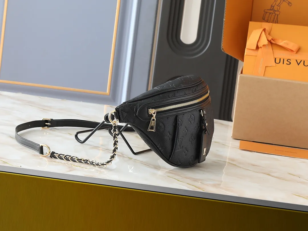 💰240💰Upgraded from the original M14353 M46784 M43644 This High Rise waist bag is made of soft Monogram coated canvas to create a close-fitting shape. The thin design can be placed inside the jacket. The cowhide leather has a detachable name tag and can be tied with a fabric shoulder strap for a sporty look. Dimensions: 38.0 x 16.0 x 8.0 cm (length x height x width)