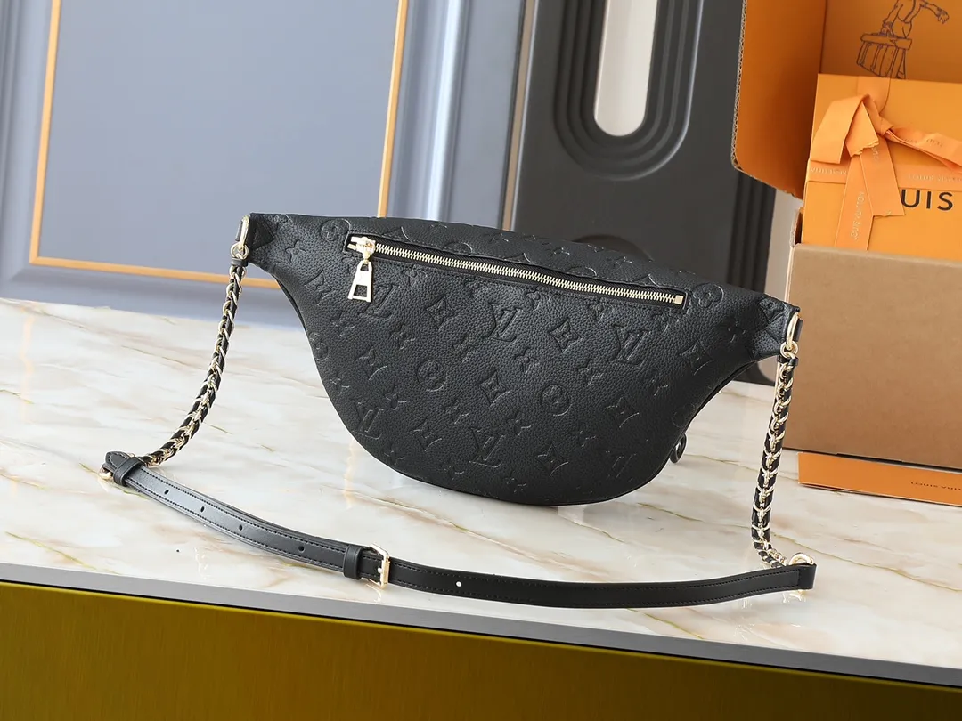 💰240💰Upgraded from the original M14353 M46784 M43644 This High Rise waist bag is made of soft Monogram coated canvas to create a close-fitting shape. The thin design can be placed inside the jacket. The cowhide leather has a detachable name tag and can be tied with a fabric shoulder strap for a sporty look. Dimensions: 38.0 x 16.0 x 8.0 cm (length x height x width)