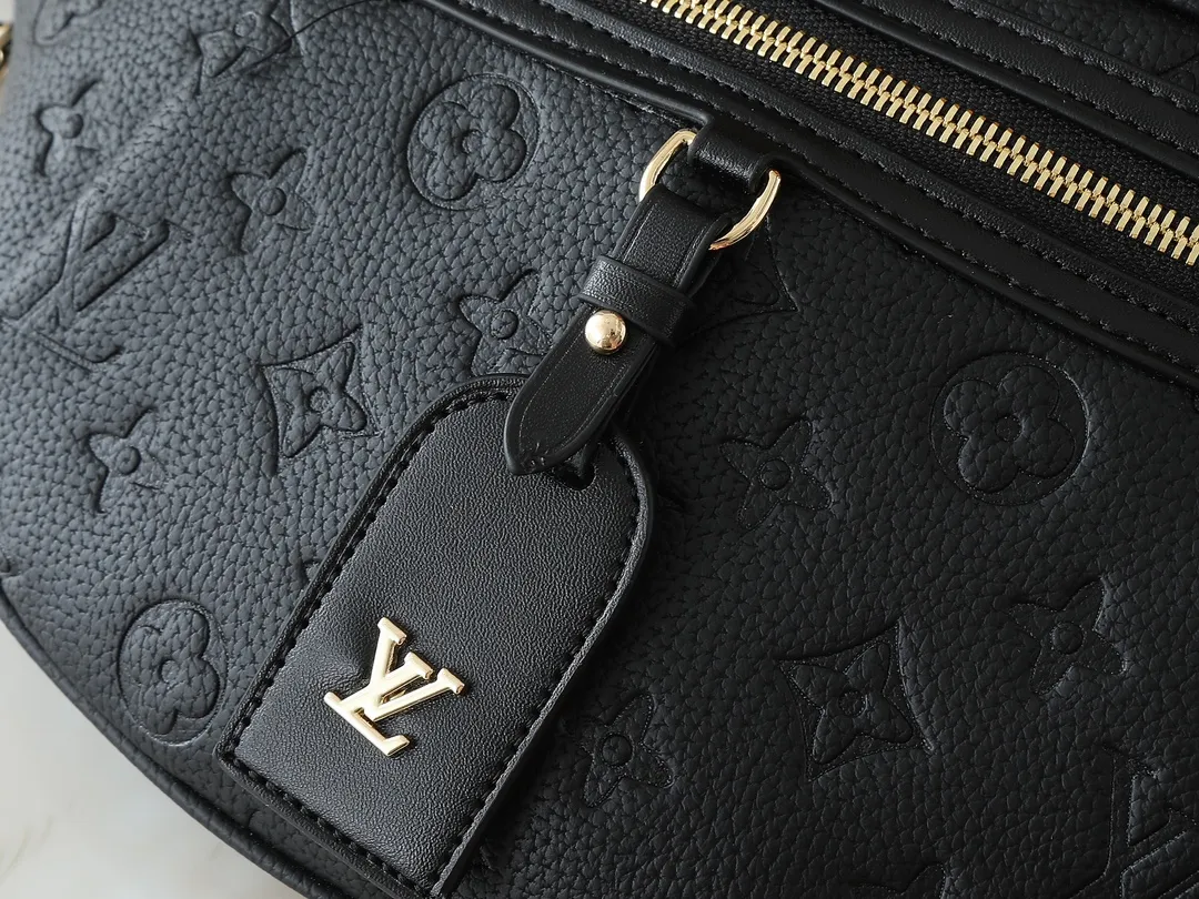 💰240💰Upgraded from the original M14353 M46784 M43644 This High Rise waist bag is made of soft Monogram coated canvas to create a close-fitting shape. The thin design can be placed inside the jacket. The cowhide leather has a detachable name tag and can be tied with a fabric shoulder strap for a sporty look. Dimensions: 38.0 x 16.0 x 8.0 cm (length x height x width)