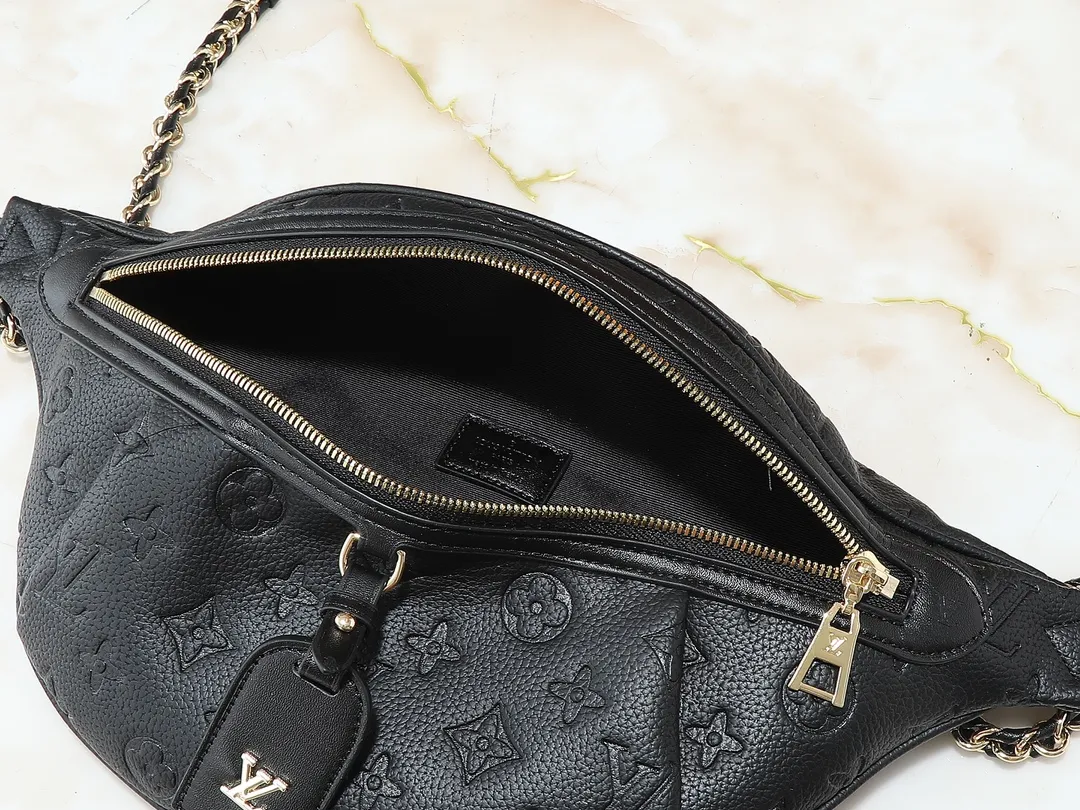 💰240💰Upgraded from the original M14353 M46784 M43644 This High Rise waist bag is made of soft Monogram coated canvas to create a close-fitting shape. The thin design can be placed inside the jacket. The cowhide leather has a detachable name tag and can be tied with a fabric shoulder strap for a sporty look. Dimensions: 38.0 x 16.0 x 8.0 cm (length x height x width)