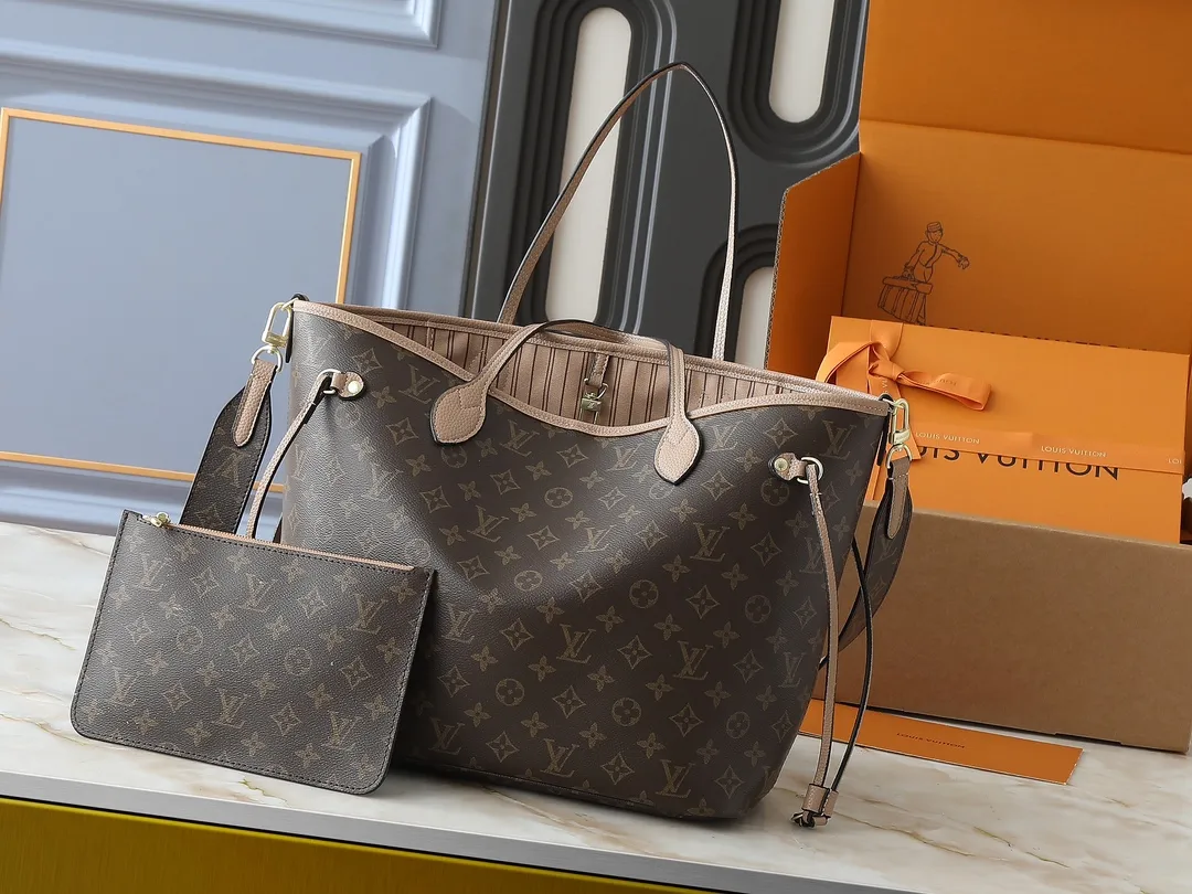 💰260💰Upgraded from the original M12708 M12707 M13753 M12779 M40995 This Neverfull Bandoulière Inside Out medium handbag is made of Monogram canvas, with bright fabric and leather trimming to highlight the eye-catching meaning, achieving a delicate balance between classic and modern. The versatile construction features a novel shoulder strap that transforms into a Hobo bag via the side hooks. Dimensions: 31.0 x 28.0 x 14.0 cm (length x height x width)