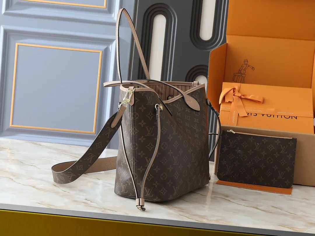 💰260💰Upgraded from the original M12708 M12707 M13753 M12779 M40995 This Neverfull Bandoulière Inside Out medium handbag is made of Monogram canvas, with bright fabric and leather trimming to highlight the eye-catching meaning, achieving a delicate balance between classic and modern. The versatile construction features a novel shoulder strap that transforms into a Hobo bag via the side hooks. Dimensions: 31.0 x 28.0 x 14.0 cm (length x height x width)