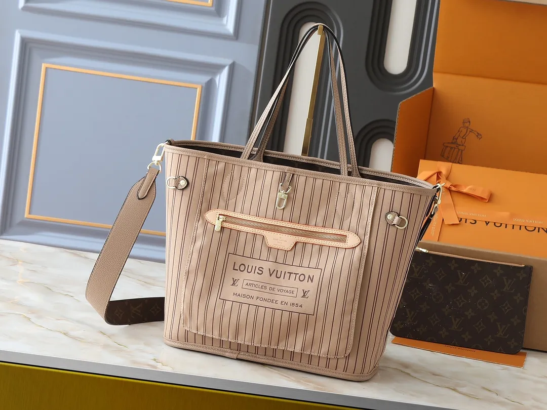 💰260💰Upgraded from the original M12708 M12707 M13753 M12779 M40995 This Neverfull Bandoulière Inside Out medium handbag is made of Monogram canvas, with bright fabric and leather trimming to highlight the eye-catching meaning, achieving a delicate balance between classic and modern. The versatile construction features a novel shoulder strap that transforms into a Hobo bag via the side hooks. Dimensions: 31.0 x 28.0 x 14.0 cm (length x height x width)