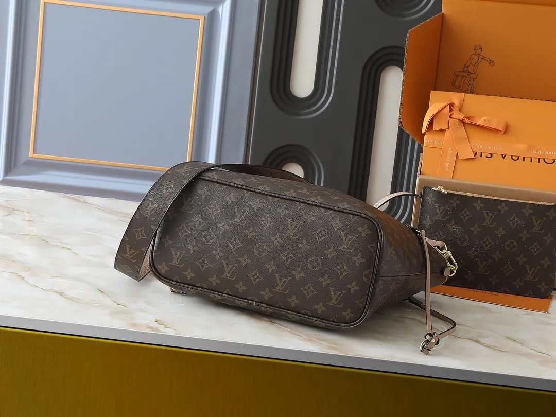 💰260💰Upgraded from the original M12708 M12707 M13753 M12779 M40995 This Neverfull Bandoulière Inside Out medium handbag is made of Monogram canvas, with bright fabric and leather trimming to highlight the eye-catching meaning, achieving a delicate balance between classic and modern. The versatile construction features a novel shoulder strap that transforms into a Hobo bag via the side hooks. Dimensions: 31.0 x 28.0 x 14.0 cm (length x height x width)