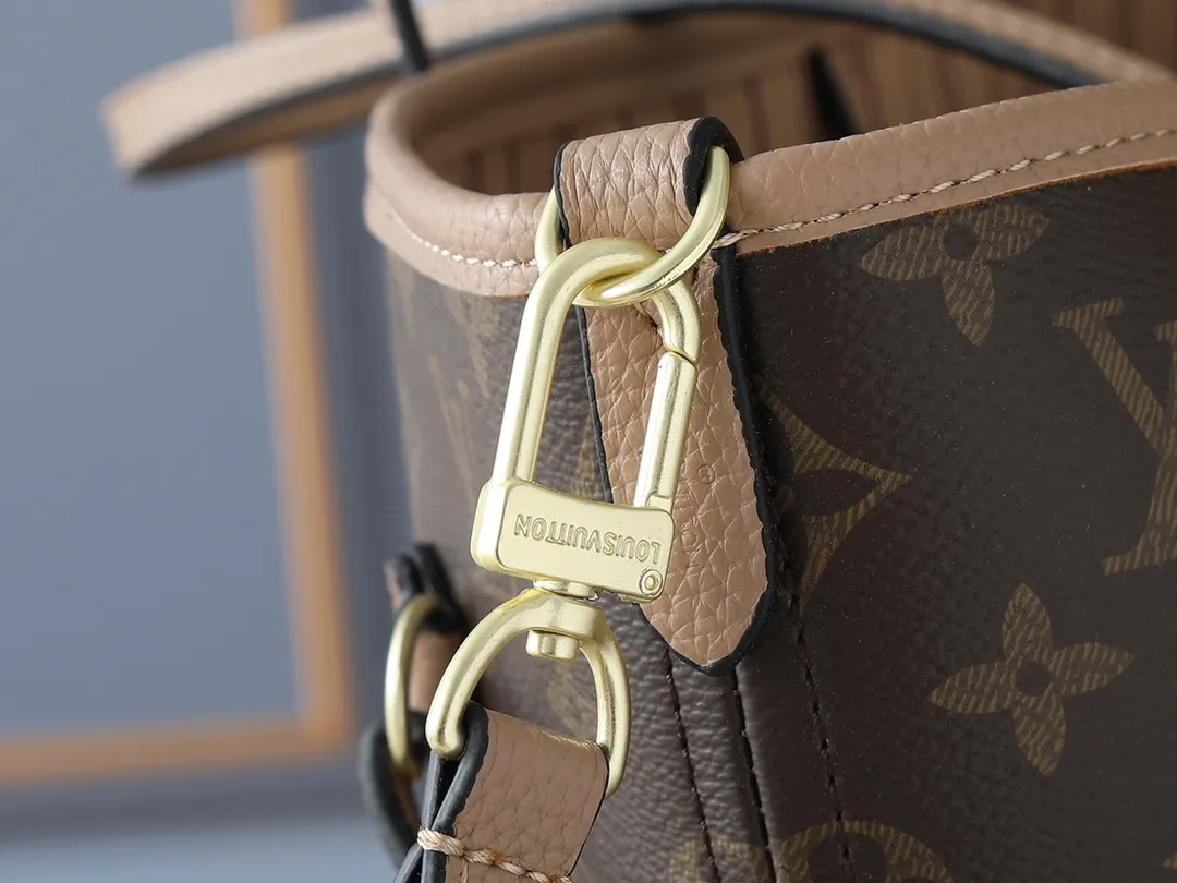 💰260💰Upgraded from the original M12708 M12707 M13753 M12779 M40995 This Neverfull Bandoulière Inside Out medium handbag is made of Monogram canvas, with bright fabric and leather trimming to highlight the eye-catching meaning, achieving a delicate balance between classic and modern. The versatile construction features a novel shoulder strap that transforms into a Hobo bag via the side hooks. Dimensions: 31.0 x 28.0 x 14.0 cm (length x height x width)