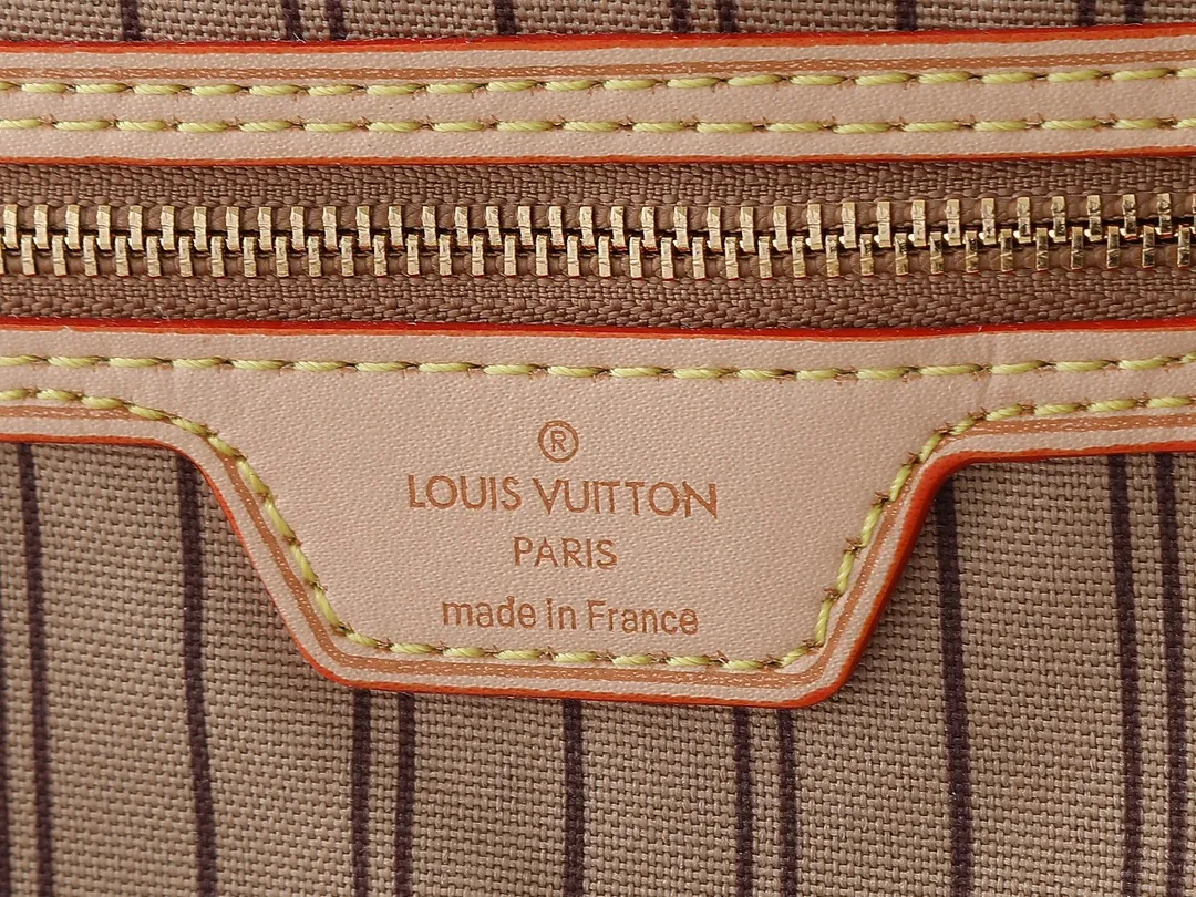 💰260💰Upgraded from the original M12708 M12707 M13753 M12779 M40995 This Neverfull Bandoulière Inside Out medium handbag is made of Monogram canvas, with bright fabric and leather trimming to highlight the eye-catching meaning, achieving a delicate balance between classic and modern. The versatile construction features a novel shoulder strap that transforms into a Hobo bag via the side hooks. Dimensions: 31.0 x 28.0 x 14.0 cm (length x height x width)
