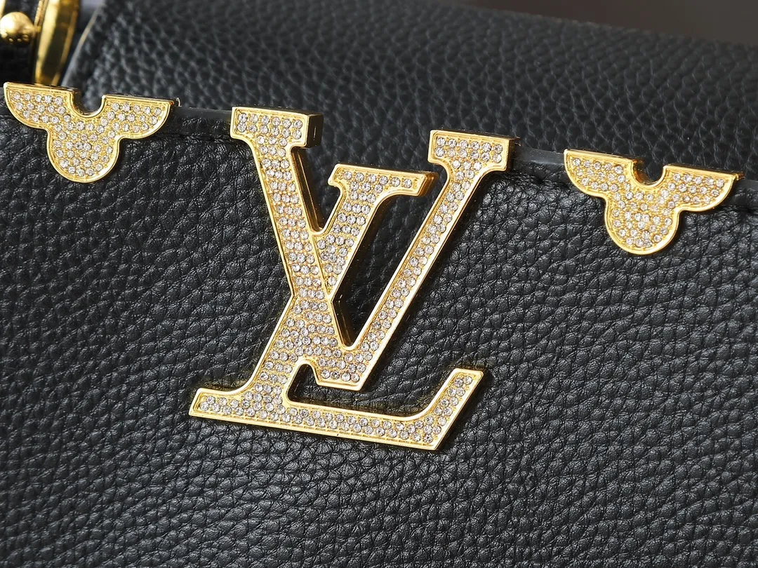 💰420💰Guangzhou product Upgraded from the original M24583 M24584 M24585 Gold and diamond corolla This Capucines Flower Crown handbag is made of full-grain Taurillon leather and is embellished with Monogram flowers. Each flower is shaped by exquisite crystal diamonds. The LV logo and flowers echo each other, giving this soft handbag a jewel-like luster. Use the detachable shoulder strap cleverly to switch between shoulder and crossbody. Dimensions: 27.0 x 17.3 x 9.0 cm
